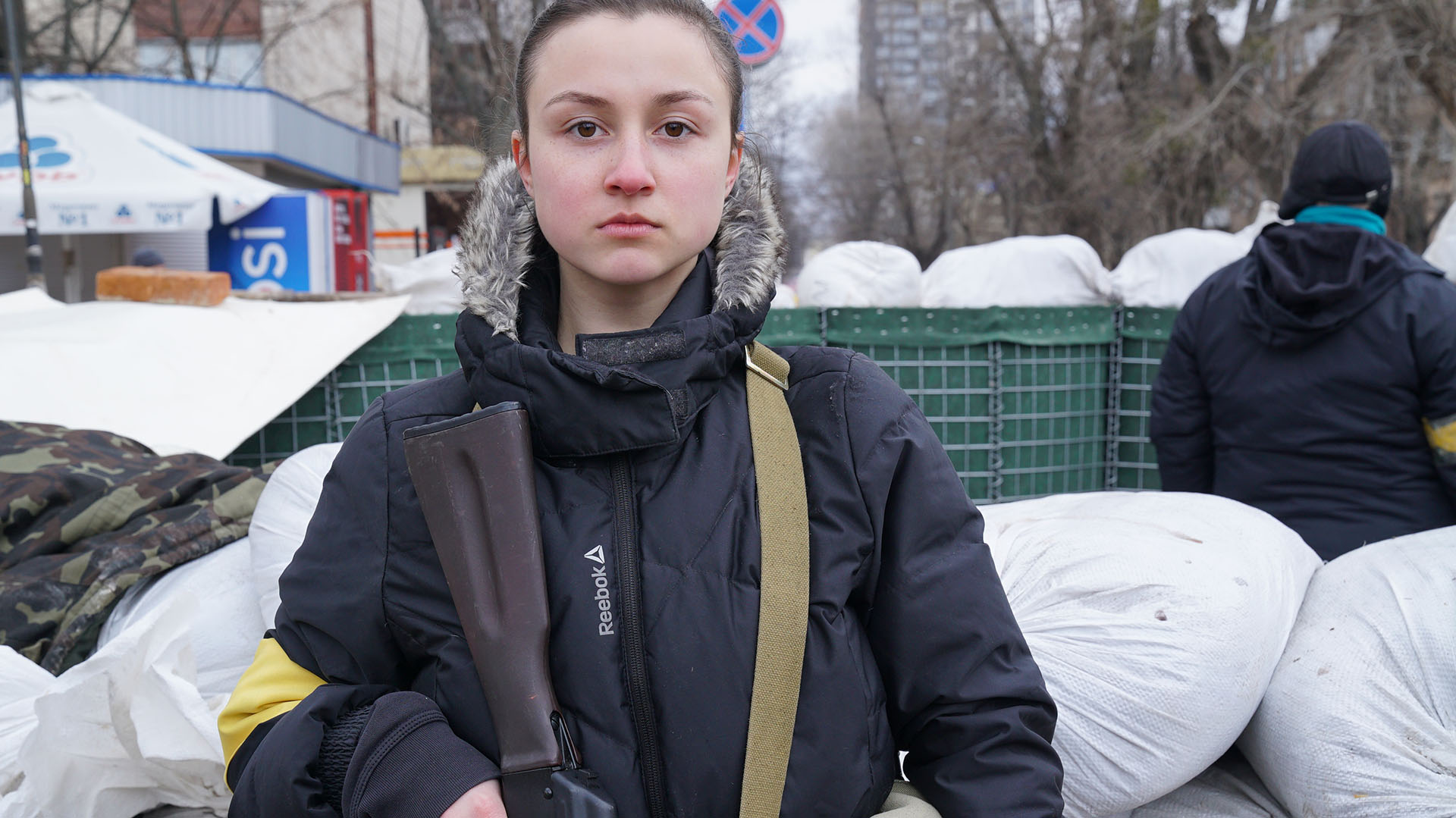 Svetlana tiene 21 años. Es bioquímica. Dice que puede ayudar con los heridos que lleguen a su check-point y que si debe disparar su AK-47 lo hará sin dudar (Joaquín Sánchez Mariño - Infobae)