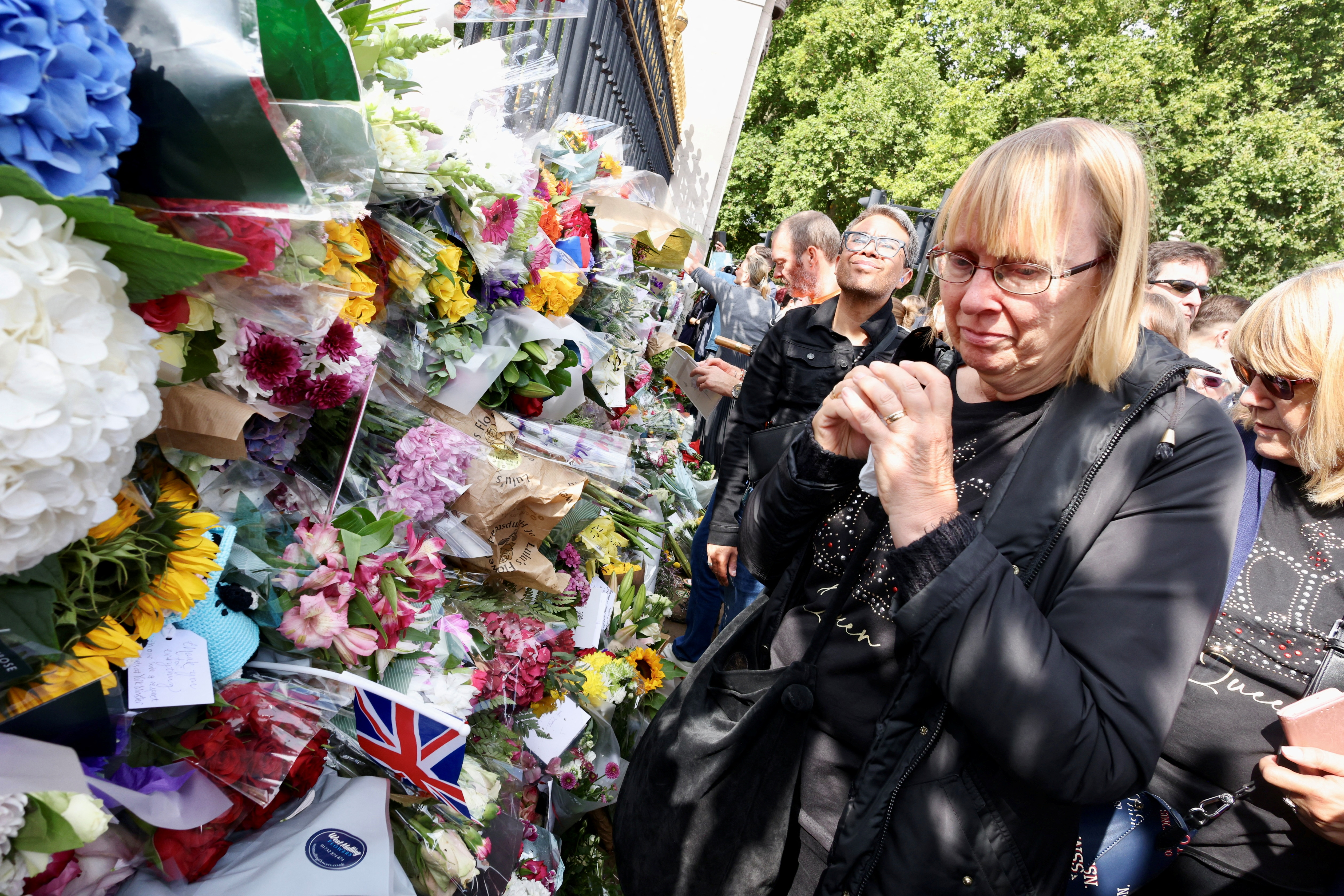 Una mujer llora frente al palacio (REUTERS/Kevin Coombs)