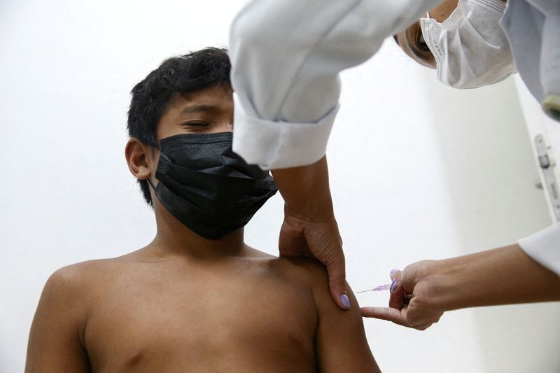 Foto ilustrativa de un niño de 9 años siendo vacunado contra el COVID-19 en San Pablo, Brasil  (REUTERS/Carla Carniel)