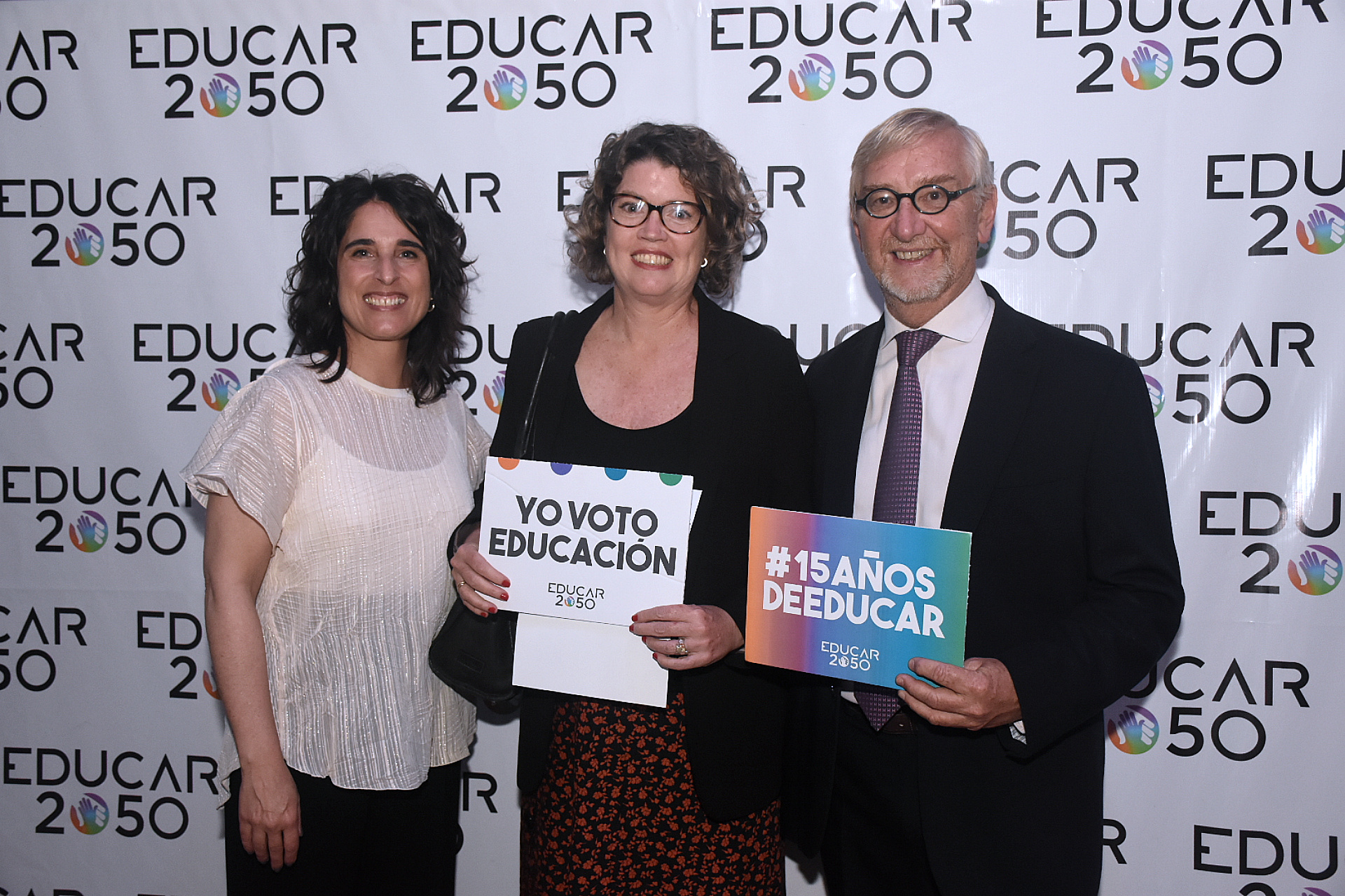 Los representantes de Educar 2050 junto a la especialista en educación de Unicef Argentina Cora Steimberg