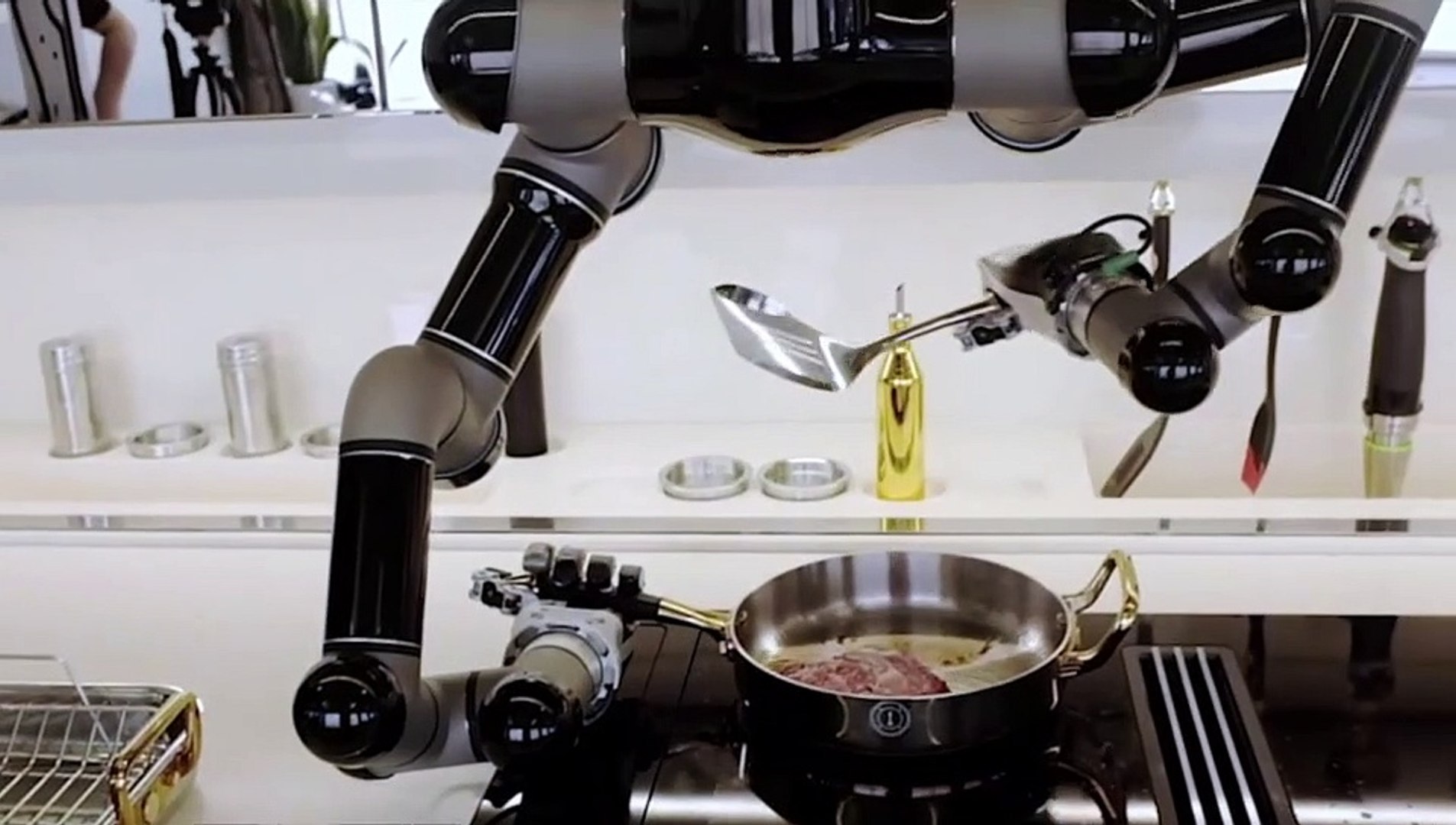 Tres robots cocineros que apoyan al chef con brazos robóticos