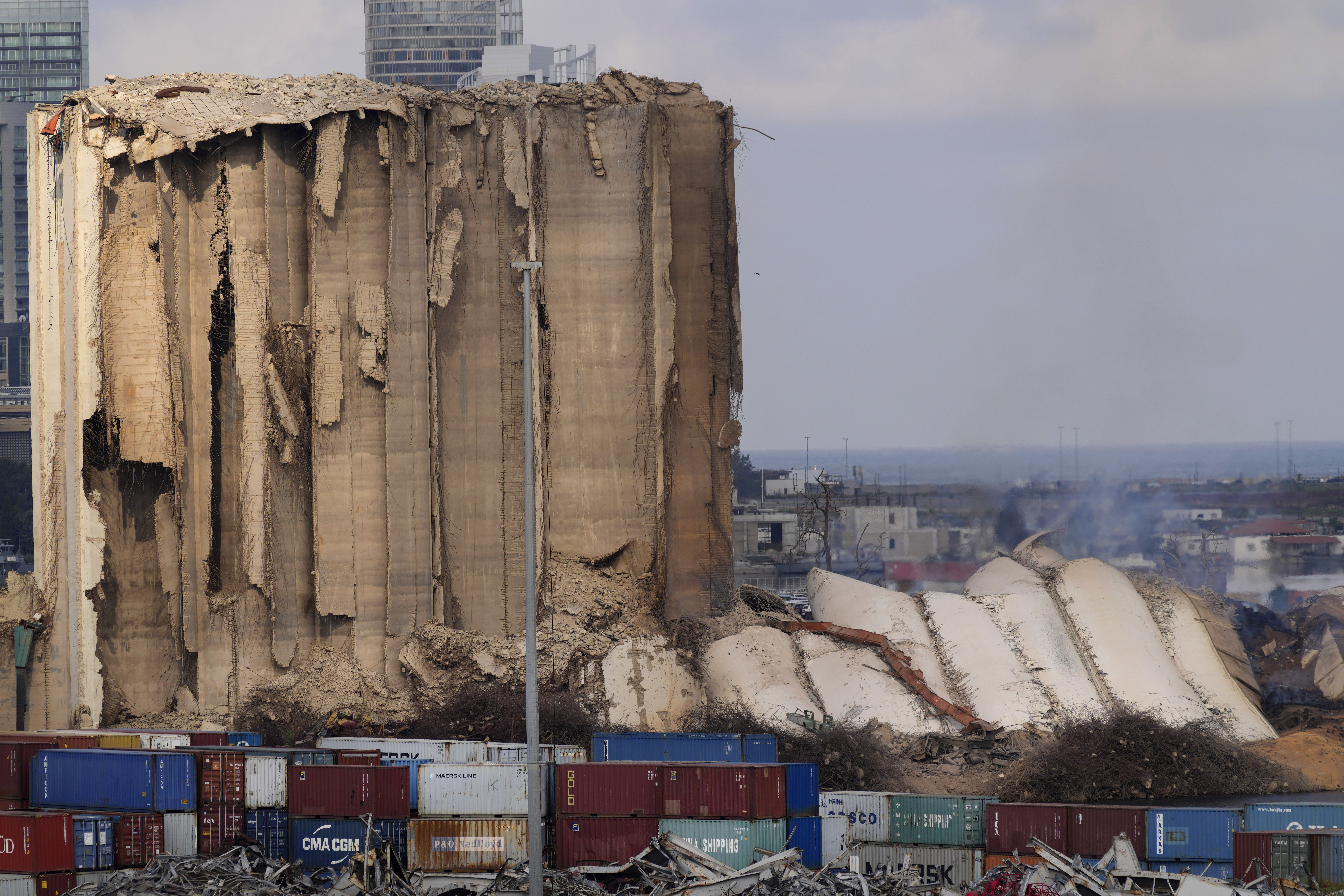 Una parte colapsada, a la derecha, yace en el suelo de los silos que se dañaron durante la explosión masiva de agosto de 2020 en el puerto, en Beirut, Líbano, el martes 23 de agosto de 2022 (AP Photo/Hussein Malla)