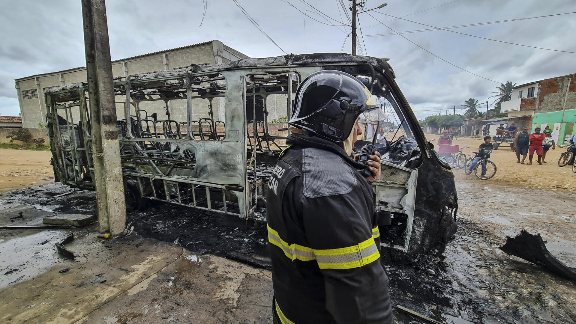 En Marzo, la banda el Sindicato del Crimen llevó a cabo 14 ataques que incluyeron incendios de autobuses escolares, vehículos particulares y oficiales, y tiroteos contra sedes de órganos públicos (EFE)