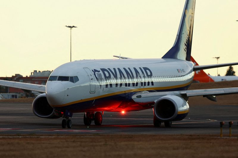 FOTO DE ARCHIVO: Un avión de Ryanair se prepara para despegar del aeropuerto Humberto Delgado de Lisboa en el primero de los tres días de huelga de los tripulantes de cabina en Lisboa, Portugal, el 24 de junio de 2022. REUTERS/Pedro Nunes/File Photo