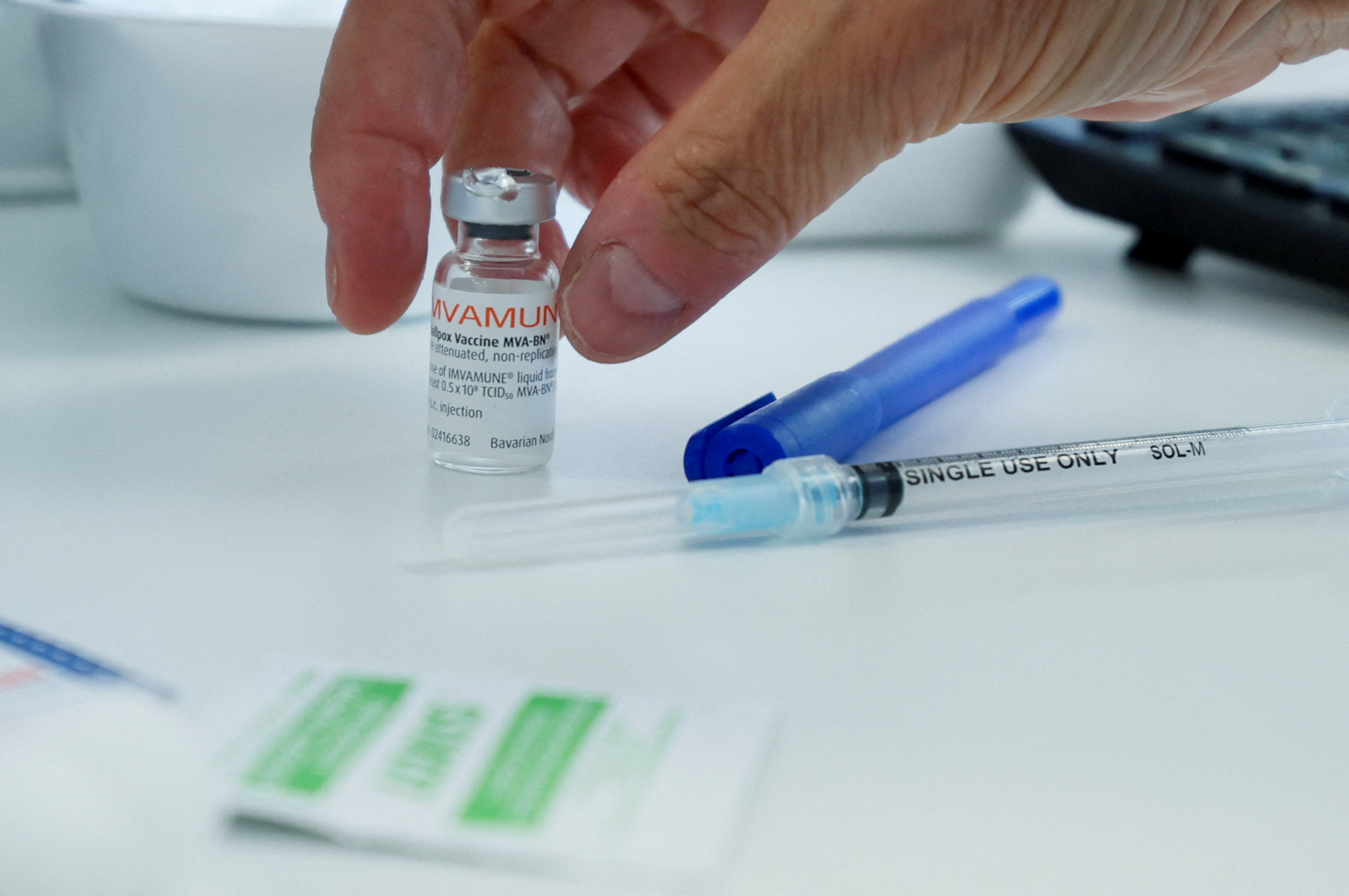 Una de las estrategias contra la enfermedad es la vacunación en anillo, es decir aplicar dosis a los contactos estrechos de los infectados (REUTERS)