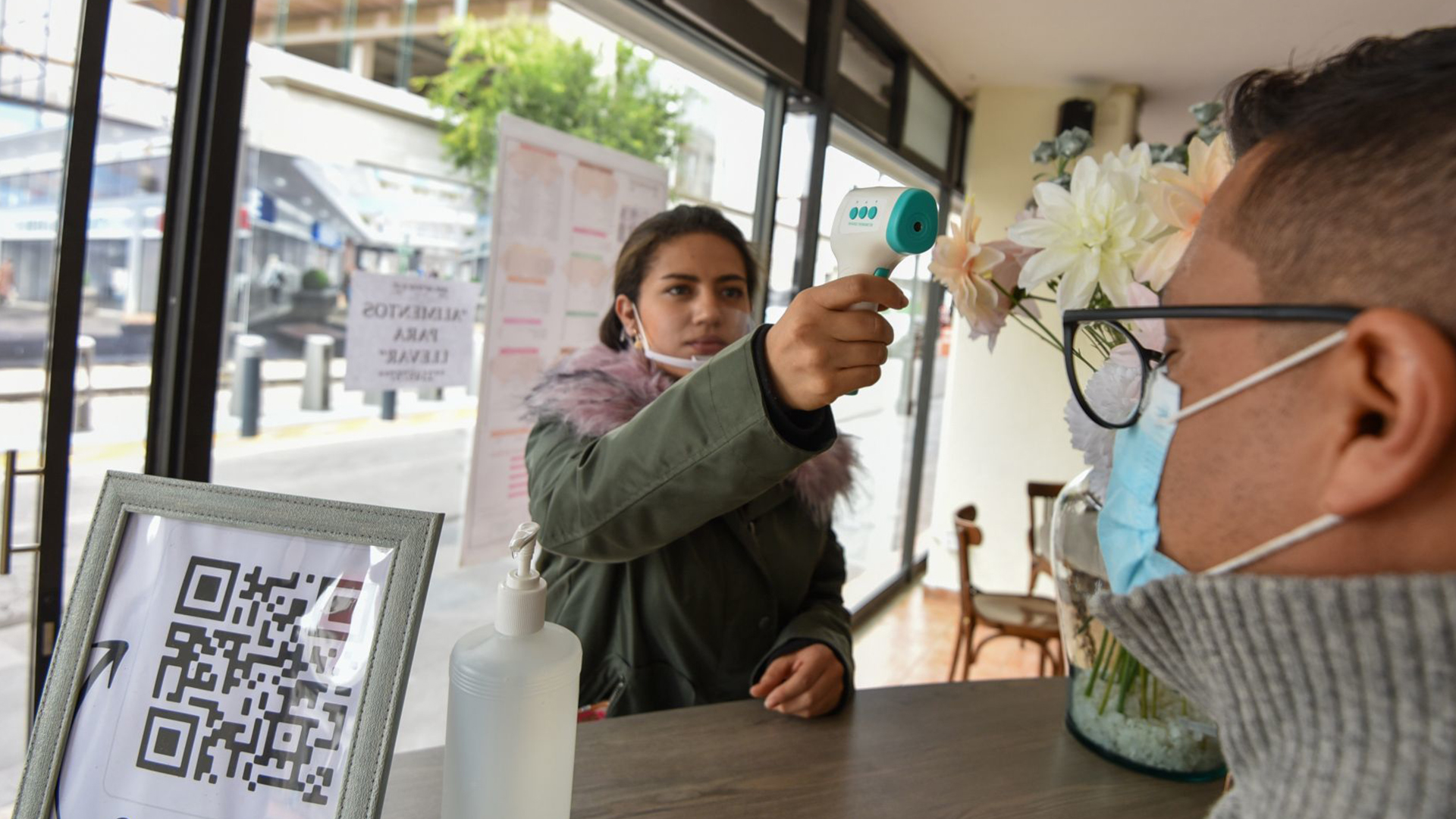 Los restaurantes deben de cumplir con las mediadas sanitarias como son el uso de cubrebocas y tomar la temperatura a todos los comensales que ingresen a los establecimientos (Foto: Cuartoscuro)
