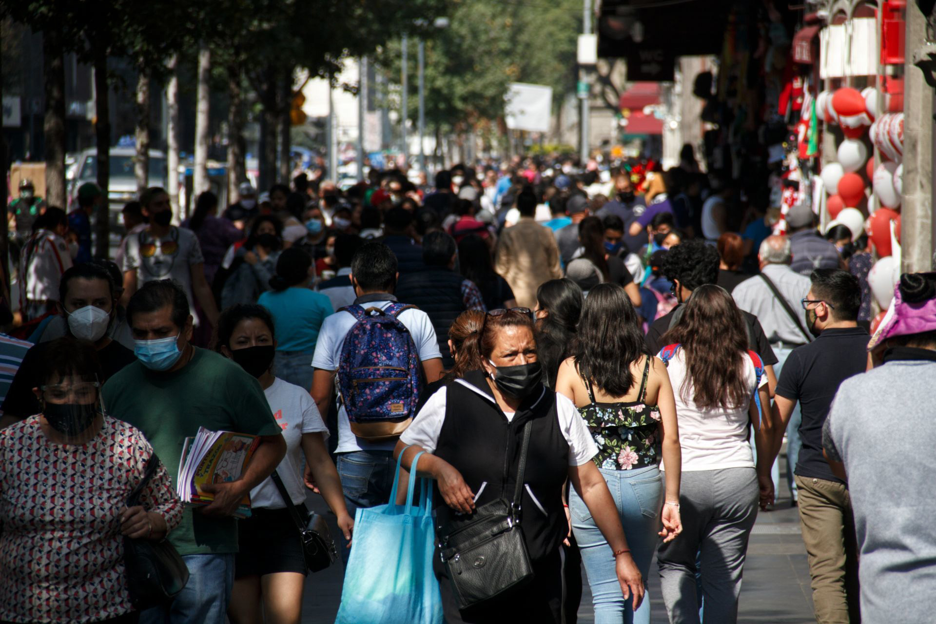 CIUDAD DE MÉXICO, 14NOVIEMBRE2020.- Cientos de personas acudieron al Centro Histórico a realizar compras por el Buen Fin. El día de ayer la jefa de Gobierno Claudia Sheinbaum anunció el posible regreso al semáforo rojo. (FOTO: ANDREA MURCIA /CUARTOSCURO.COM)