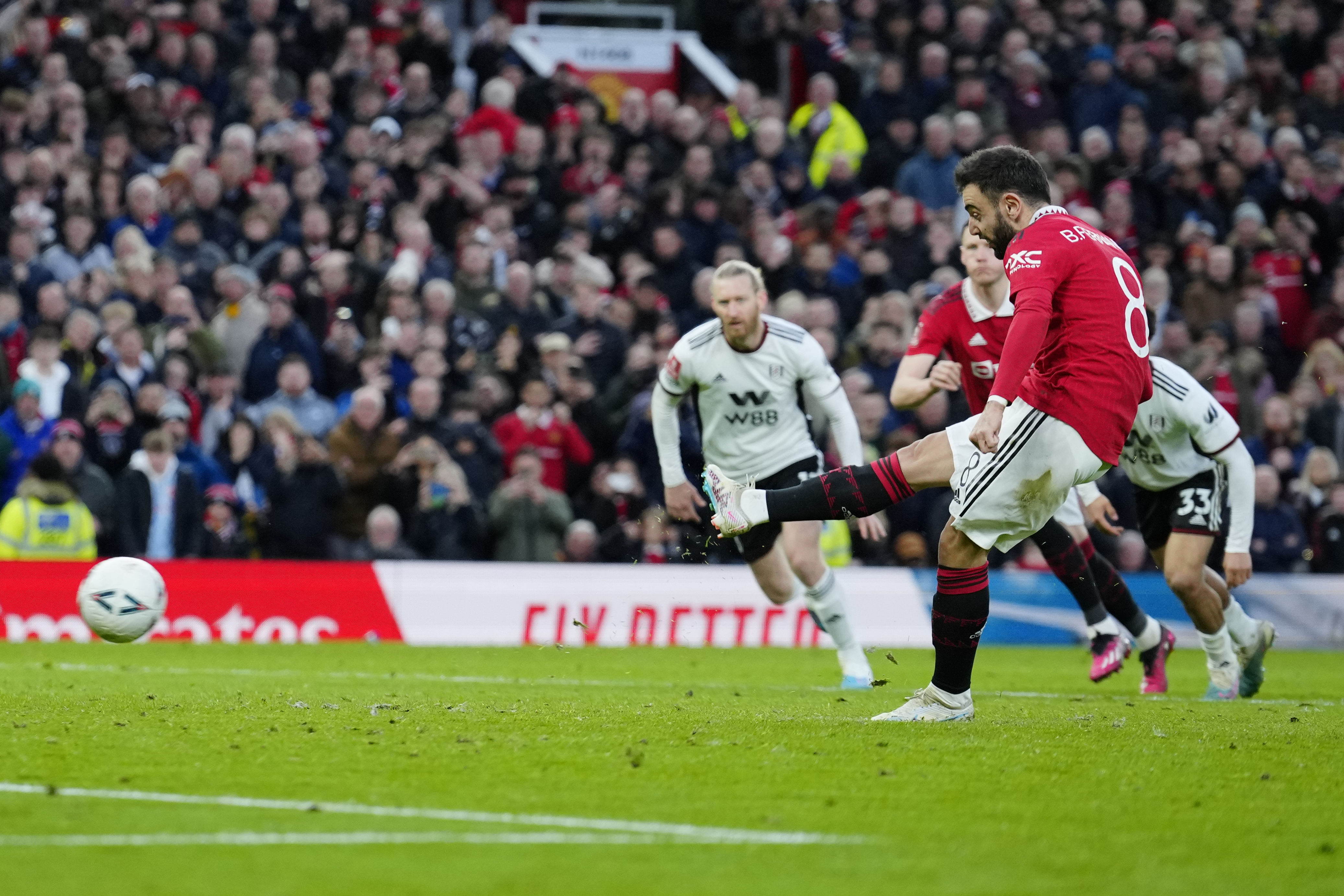 Bruno Fernandes anota de penal el primer gol del Manchester United en la victoria 3-1 ante Fulham en los cuartos de final de la Copa FA, el domingo 19 de marzo de 2023, en el estadio Old Trafford. (AP Foto/Jon Super)