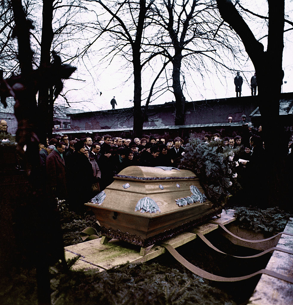 Pese a la censura a la difusión de los motivos que había llevado a Palach a inmolarse, el funeral fue multitudinario. El cajón con los restos del joven fue cargado a pulso y decenas de miles de personas lo acompañaron hasta el cementerio por las calles de Praga (Bettmann Archive)