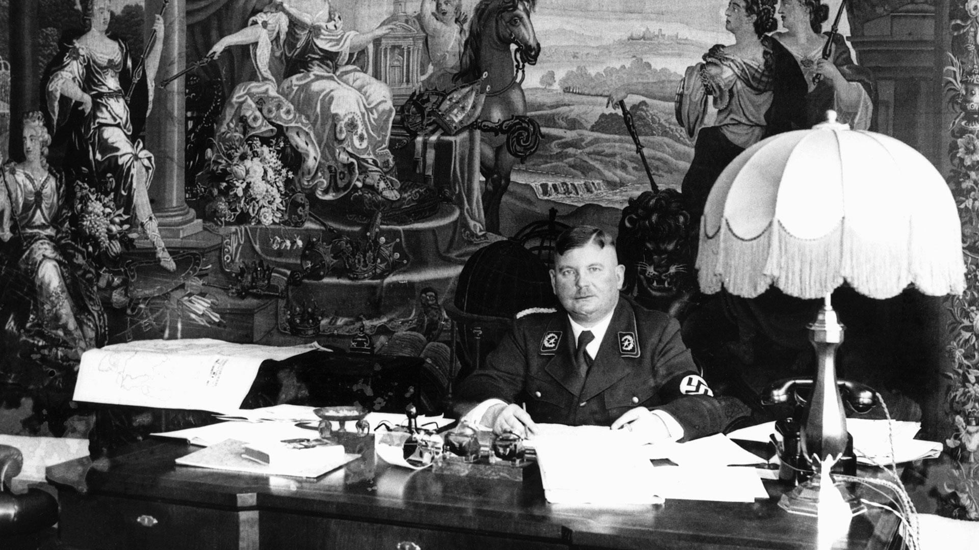 Se falsificó un expediente en donde se sugería que Röhm había recibido 12 millones de marcos para derrocar a Hitler y se lo envió a los más importantes jefes de las SS. La surte del jefe de las SA estaba echada (Hulton-Deutsch Collection/CORBIS/Corbis via Getty Images)
