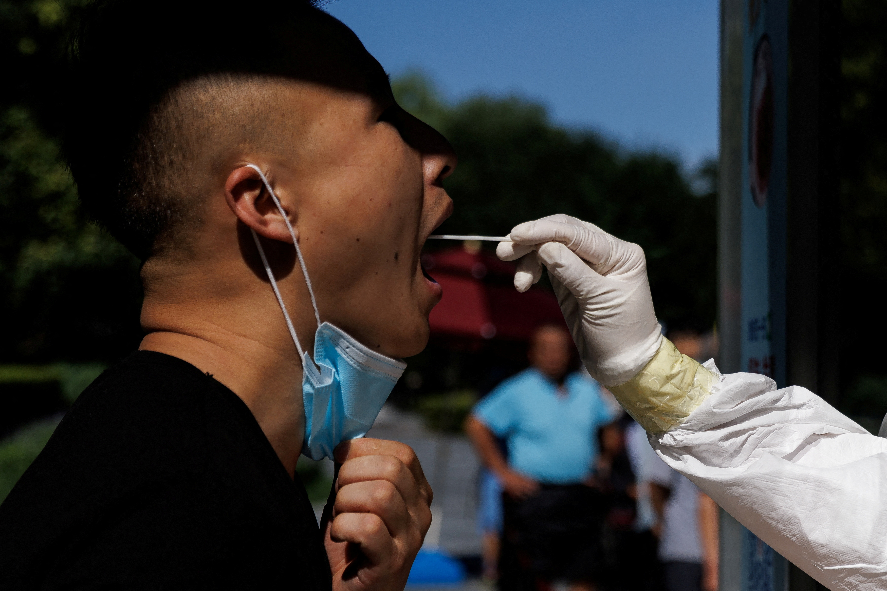 Una persona se realiza un hisopado en Beijing, China (REUTERS/Thomas Peter/Archivo)