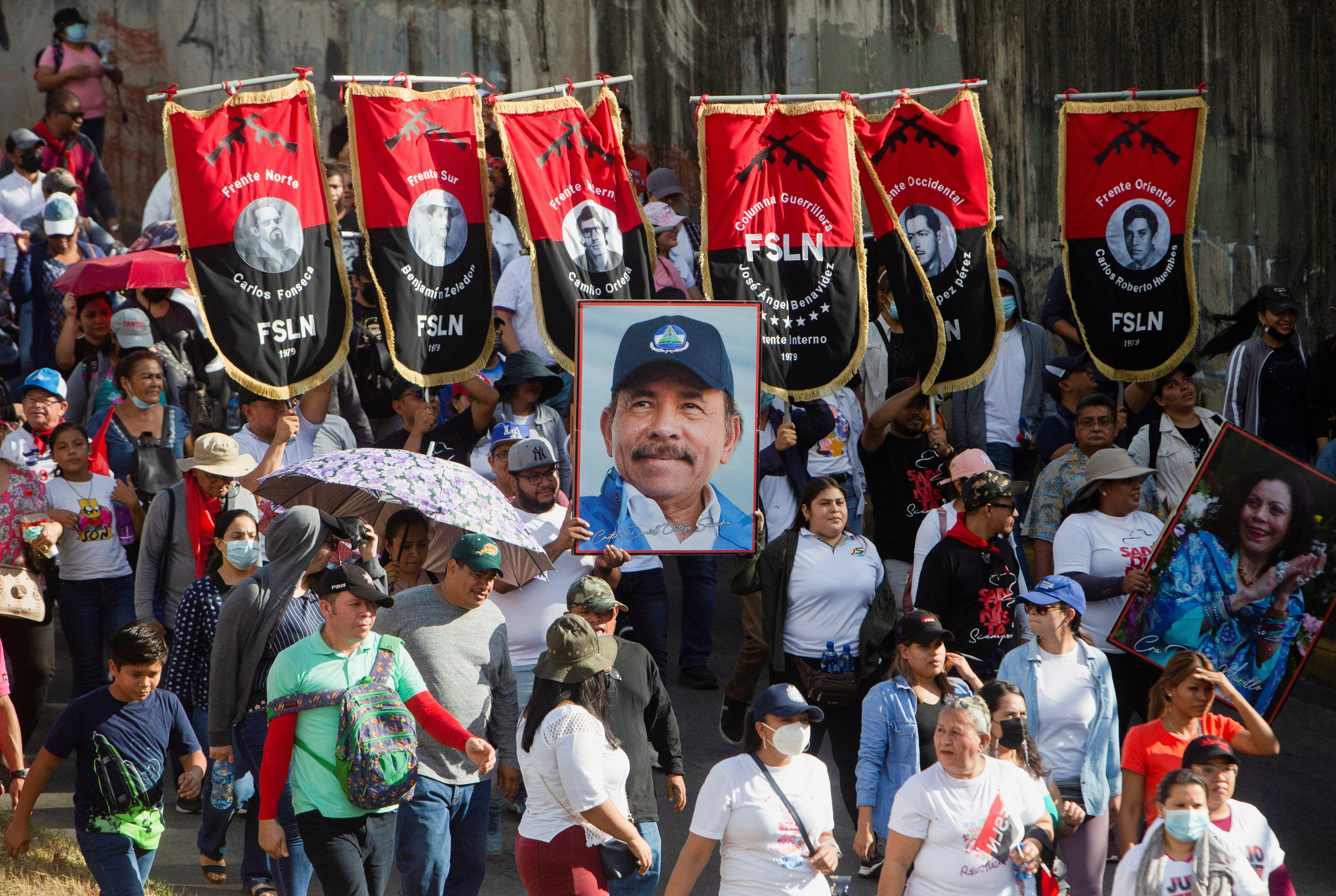 Simpatizantes portan pancartas del Frente Sandinista de Liberación Nacional y un retrato de Daniel Ortega en una marcha progubernamental en Managua (REUTERS/Stringer)