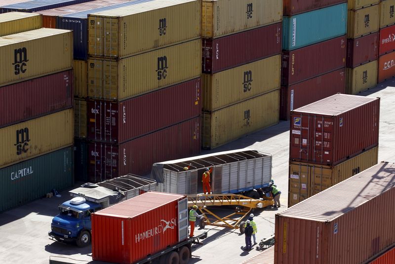 Contenedores cargados de granos para exportación se ven en el puerto de Rosario. Foto de archivo Sep 10, 2015. REUTERS/Enrique Marcarian