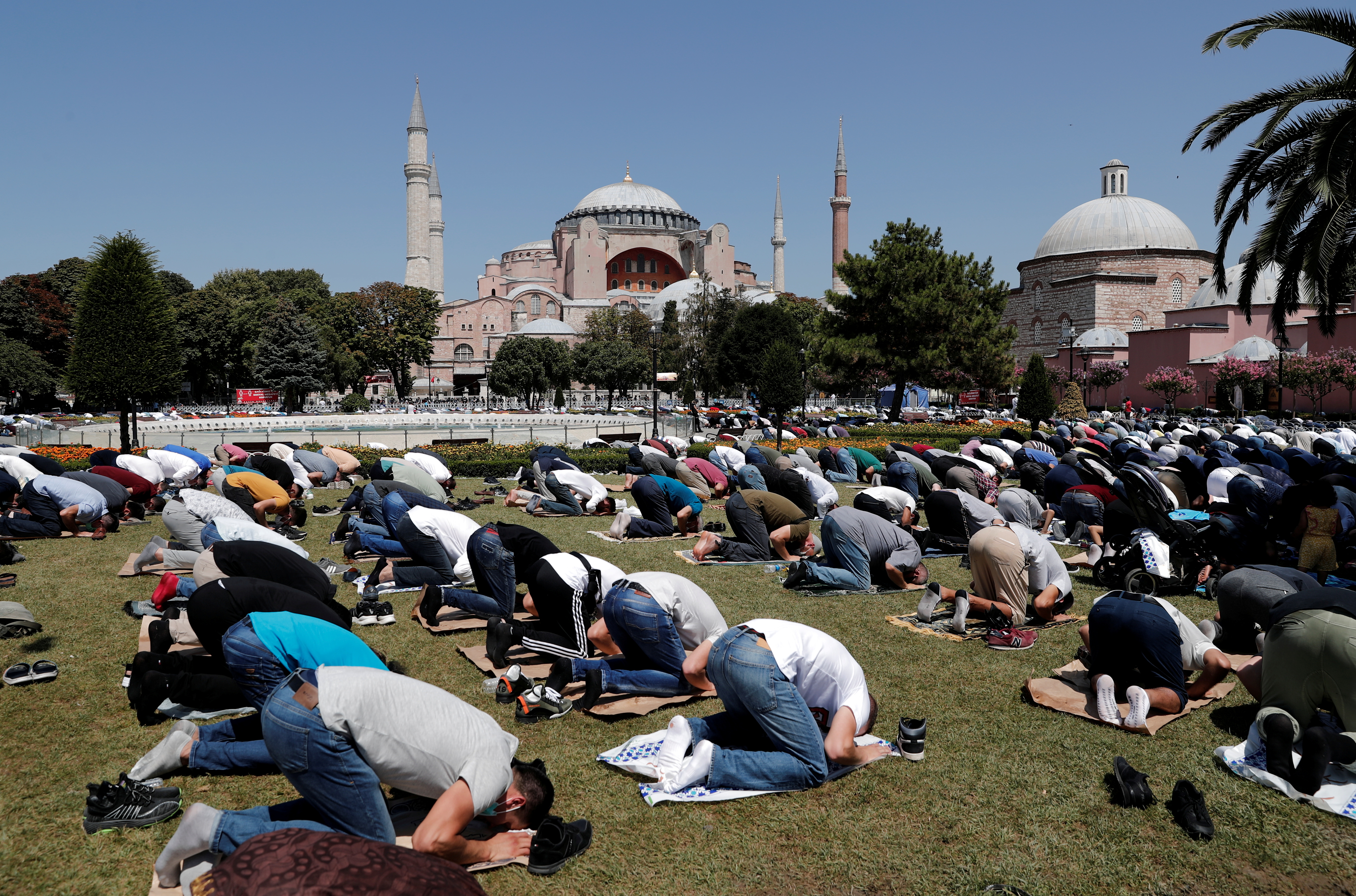 Feligreses rezando frente la la Gran Mezquita Hagia Sophia de Estambul (REUTERS/Murad Sezer/archivo)