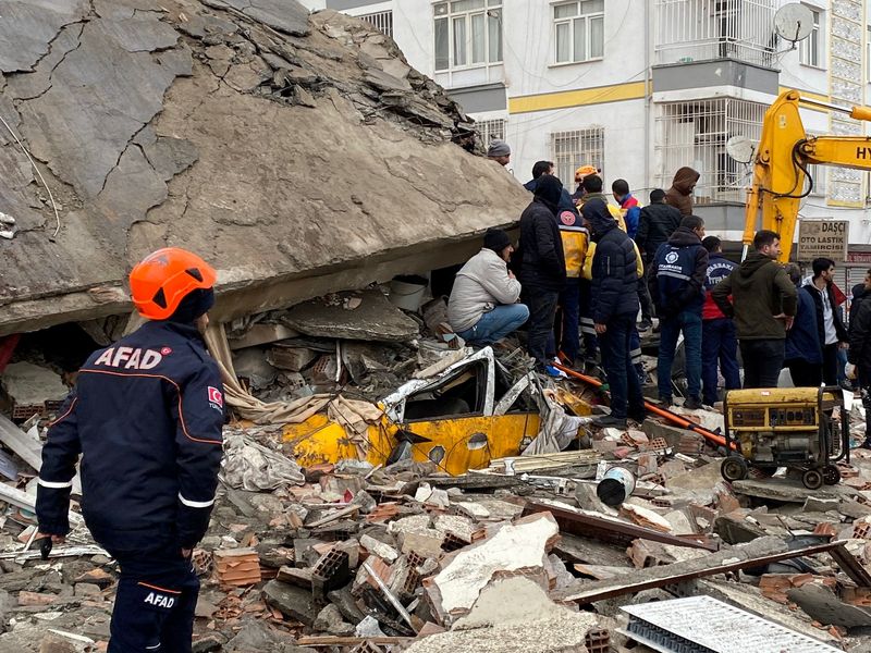 Varias personas buscan entre los escombros tras un terremoto en Diyarbakir, Turquía, el 6 de febrero de 2023. (REUTERS/Sertac Kayar)