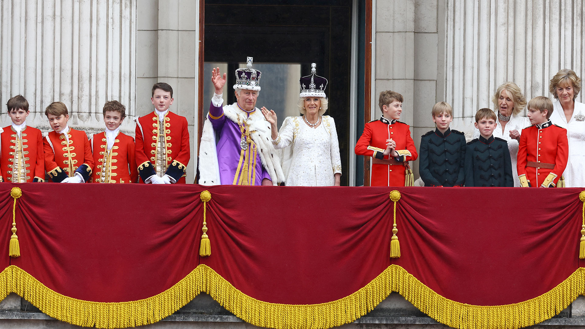 Carlos III y Camila saludan desde el balcón (REUTERS/Matthew Childs)

