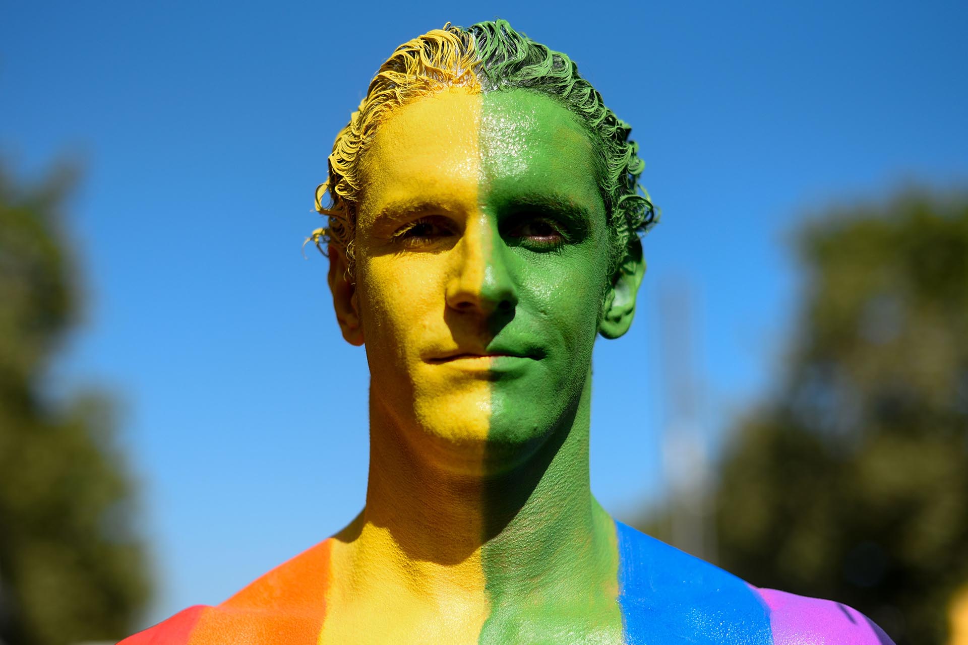 Un participante cuyo cuerpo está pintado con los colores de la bandera del arco iris participa en el desfile del Orgullo en Barcelona el 29 de junio de 2019.