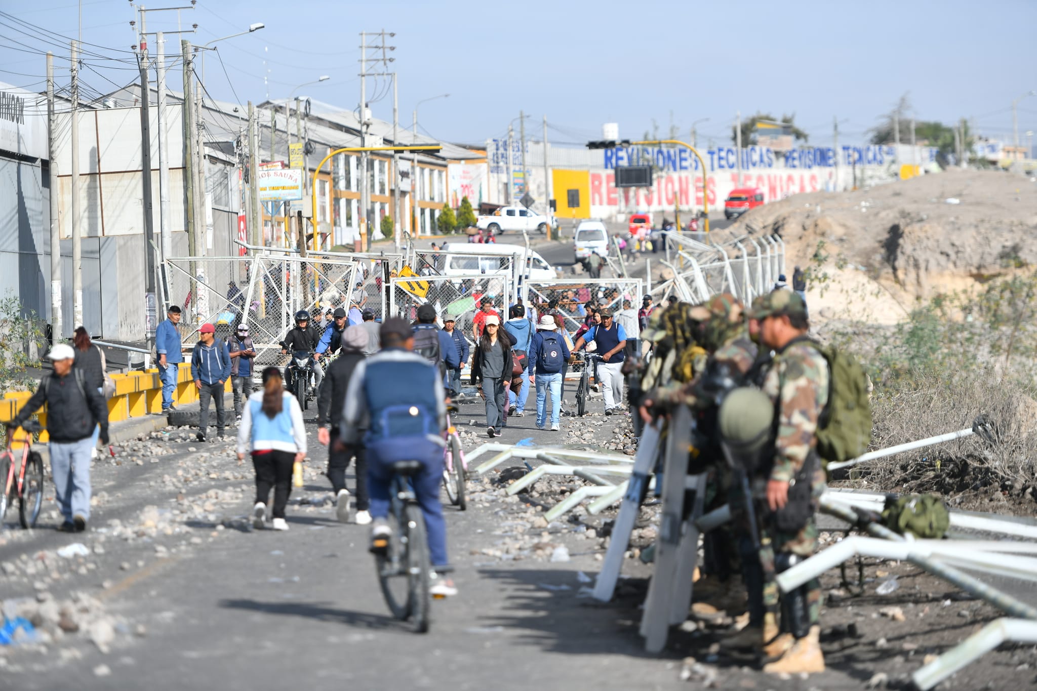Añashuayco Bridge continues to be blocked by protesters, but pedestrian traffic is free (Diego Ramos | HBA Noticias)