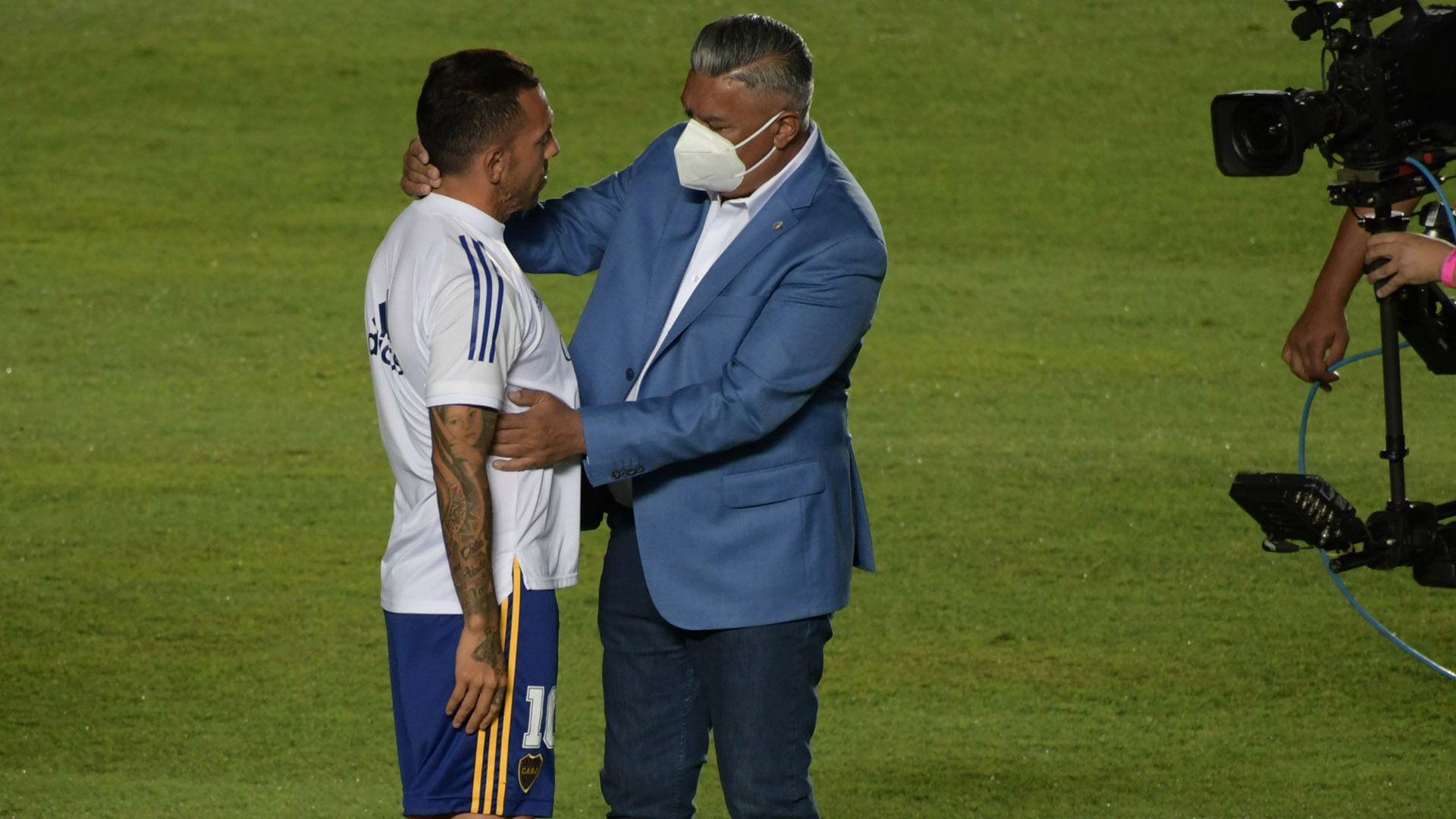 Claudio Tapia, presidente de la AFA, dialoga con Carlos Tevez en la previa de la definición