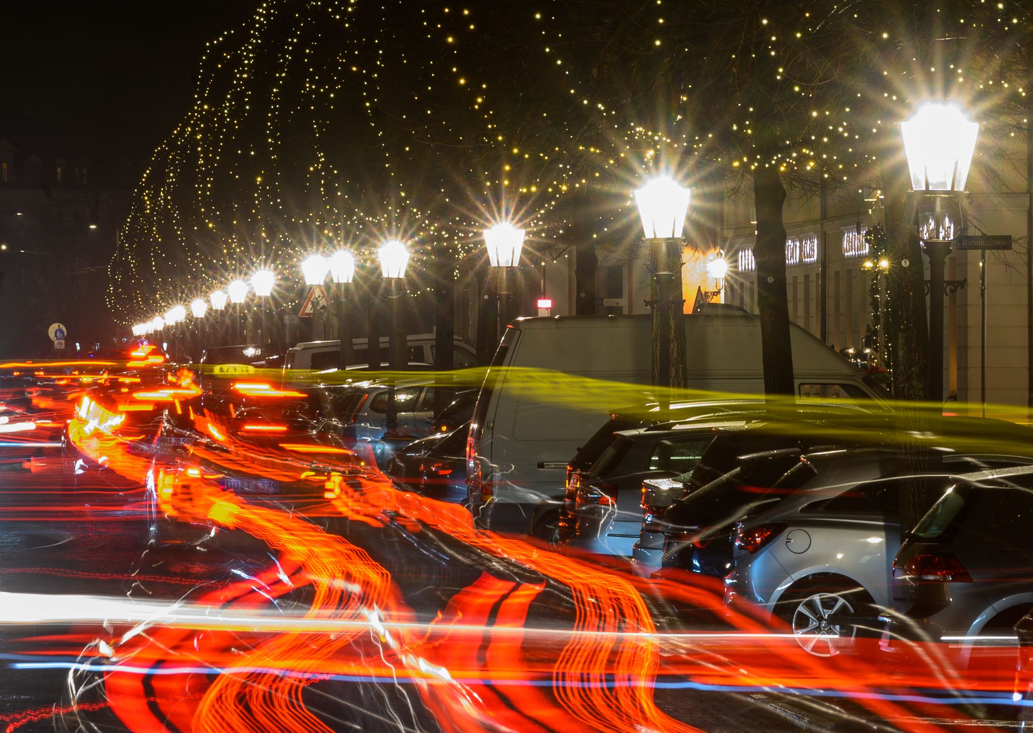 ARCHIVO - Faroles iluminan la calle Königstrasse en Dresde, por la que circulan autos con sus faros encendidos. La iluminación nocturna continua es un tormento para muchos animales. Foto: Robert Michael/dpa