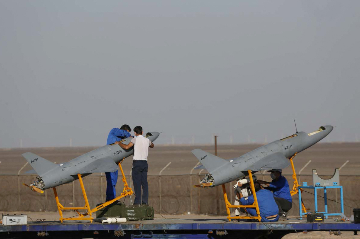 Inspección de drones en un ensayo del ejército iraní (AFP/archivo)