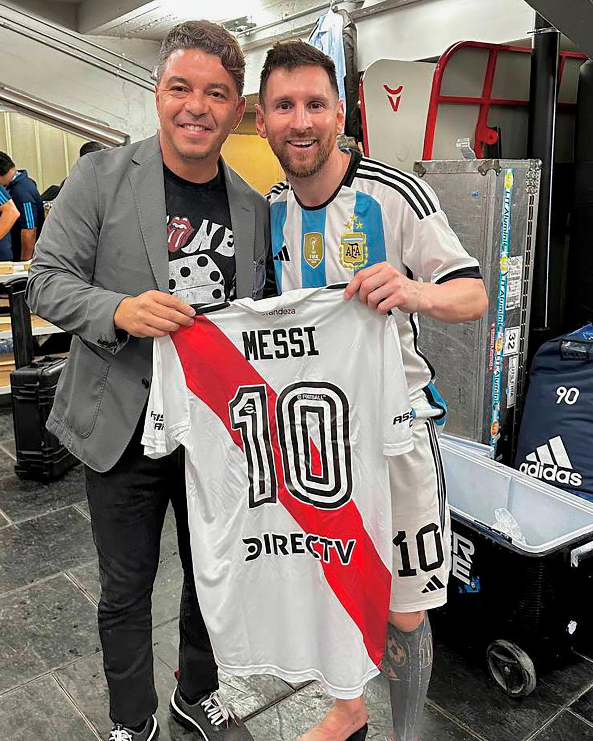 Una imagen soñada por los hinchas de River Plate: Gallardo, Messi y la camiseta del Millonario