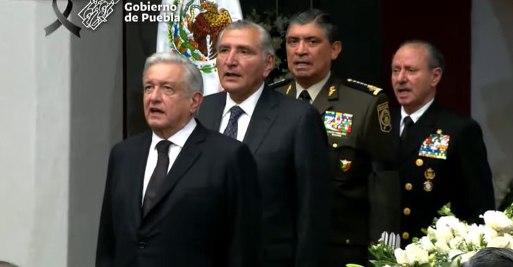 López Obrador, Luis Cresencio Sandoval, Rafael Ojeda y Adán Augusto López presidieron la primera guardia de honor. (YT: Gobierno de Puebla)