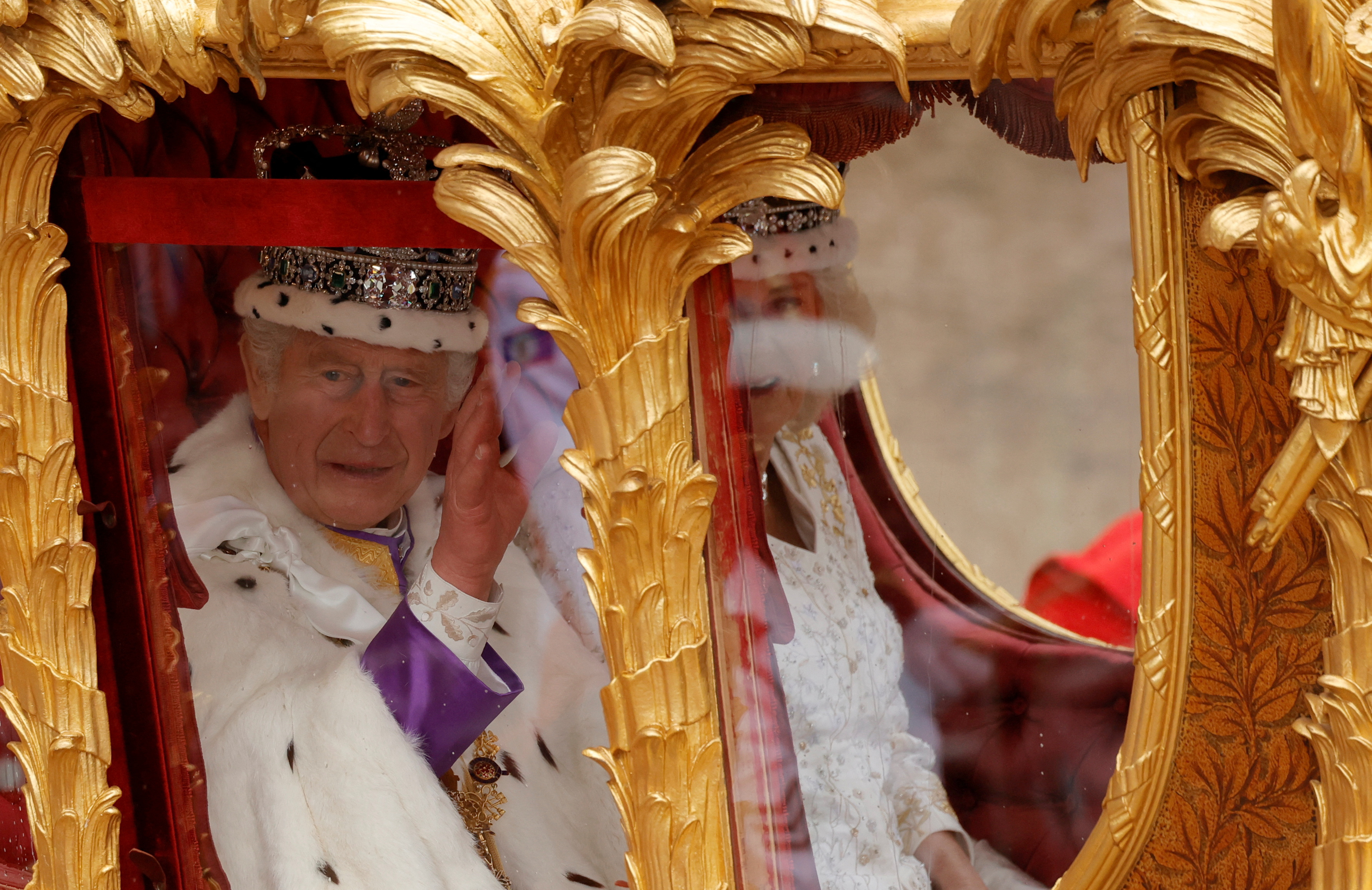 El rey Carlos de Inglaterra y la reina Camilla viajan en el Gold State Coach tras su ceremonia de coronación en Londres, Gran Bretaña, el 6 de mayo de 2023. REUTERS/Piroschka van de Wouw/Pool