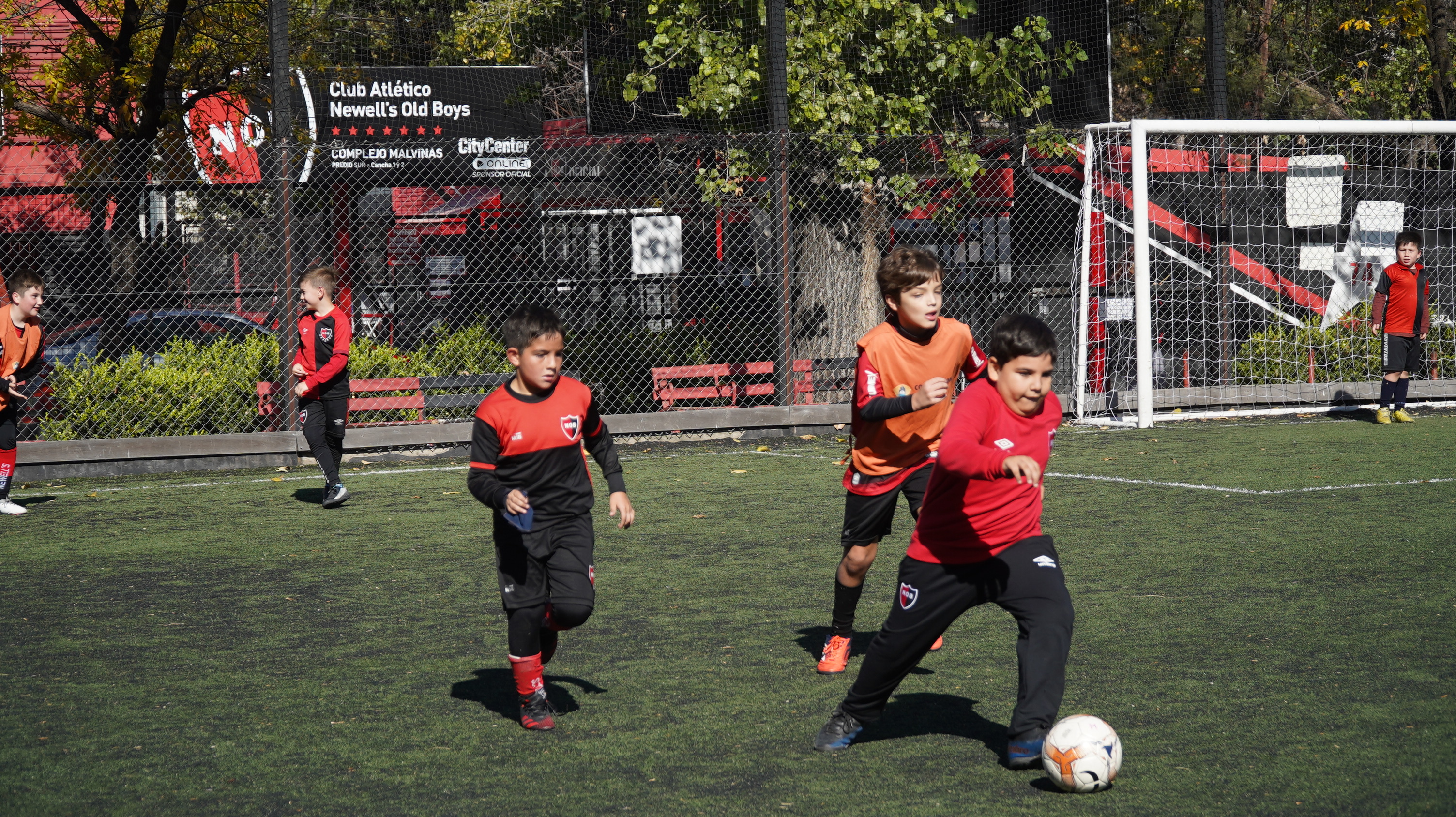 Este mes se prohibieron los cabezazos a menores de 11 años en el fútbol infantil de Rosario, Argentina