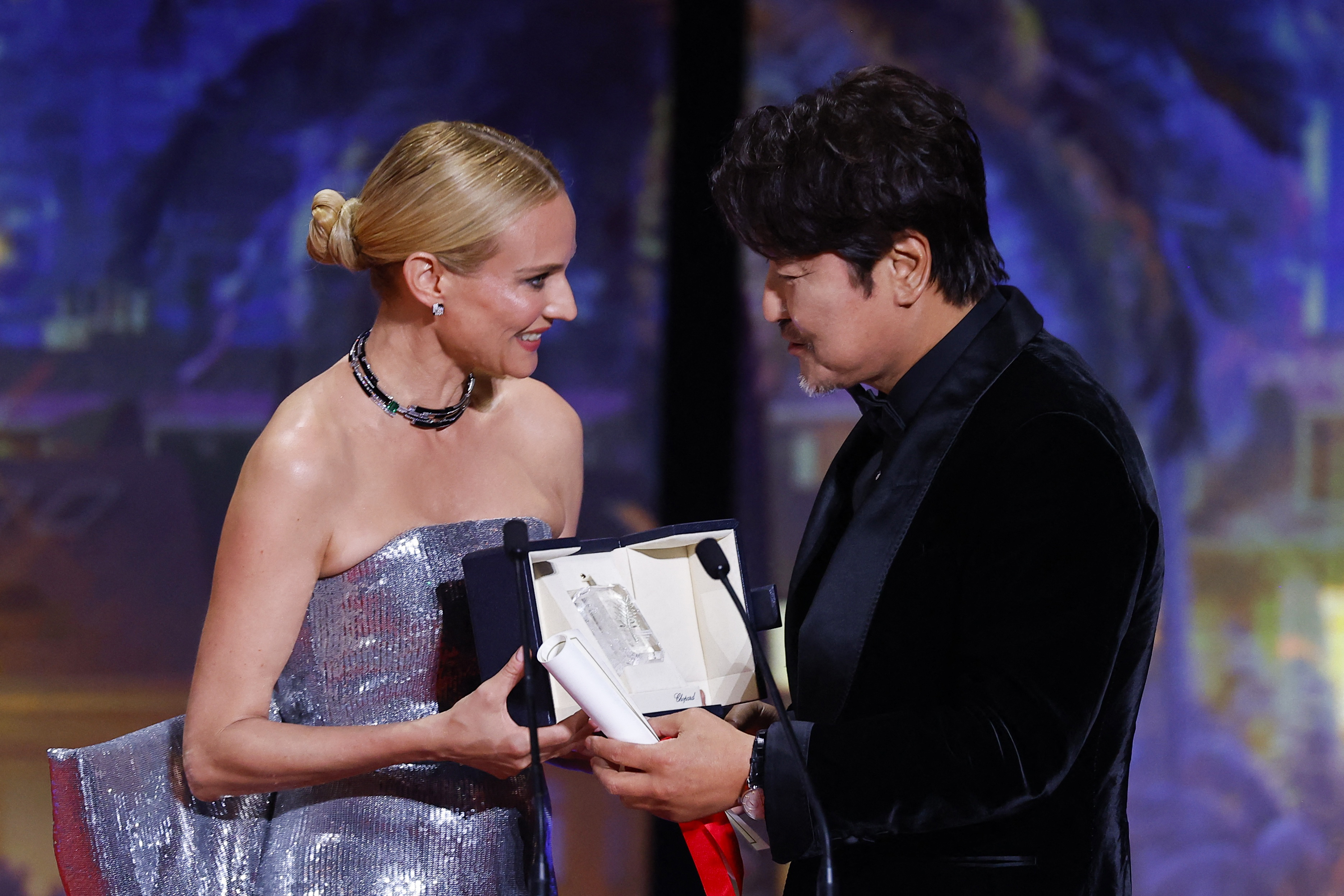 Diane Kruger presents the award to "best Actor" and Song Kang-ho, protagonist of "Broker". REUTERS/Eric Gaillard