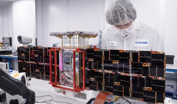 Capstone es un CubeSat del tamaño de un microondas de menos de 25 kilos, que probará una órbita lunar elíptica única, a 1600 km de un polo lunar