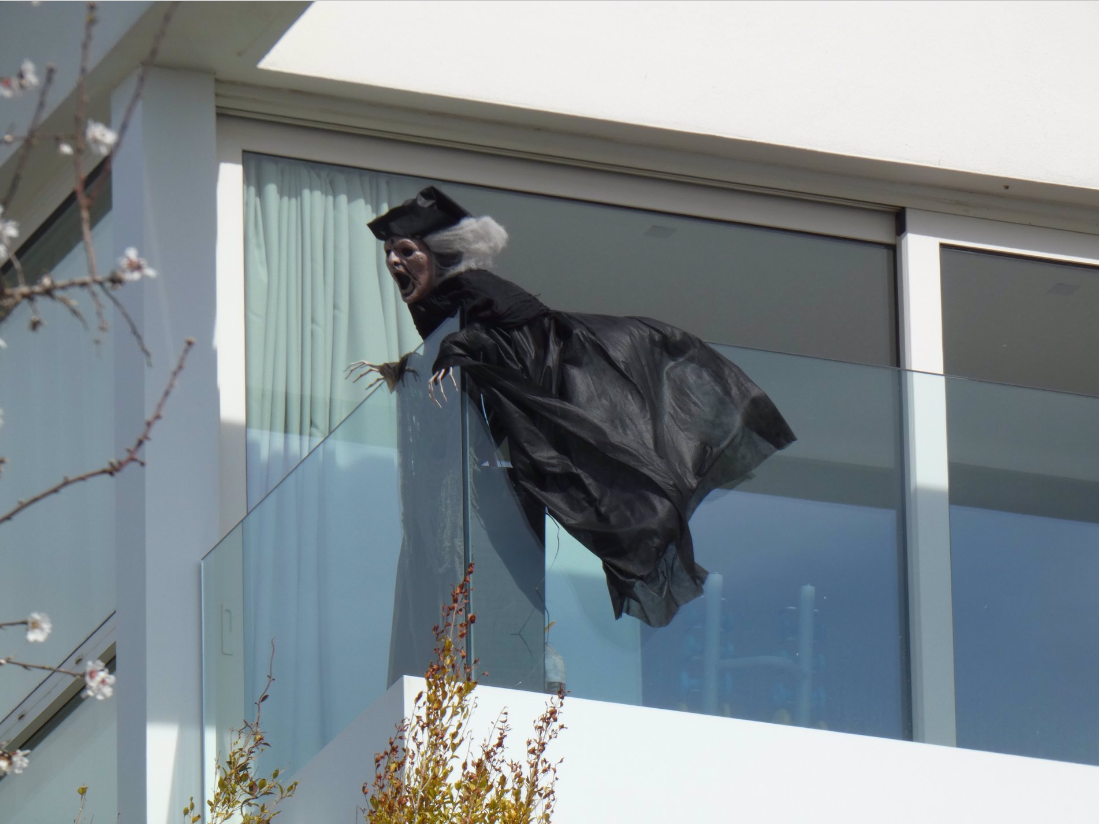 Así luce la nueva bruja que Shakira puso en su balcón. / Foto @suitedieciseis