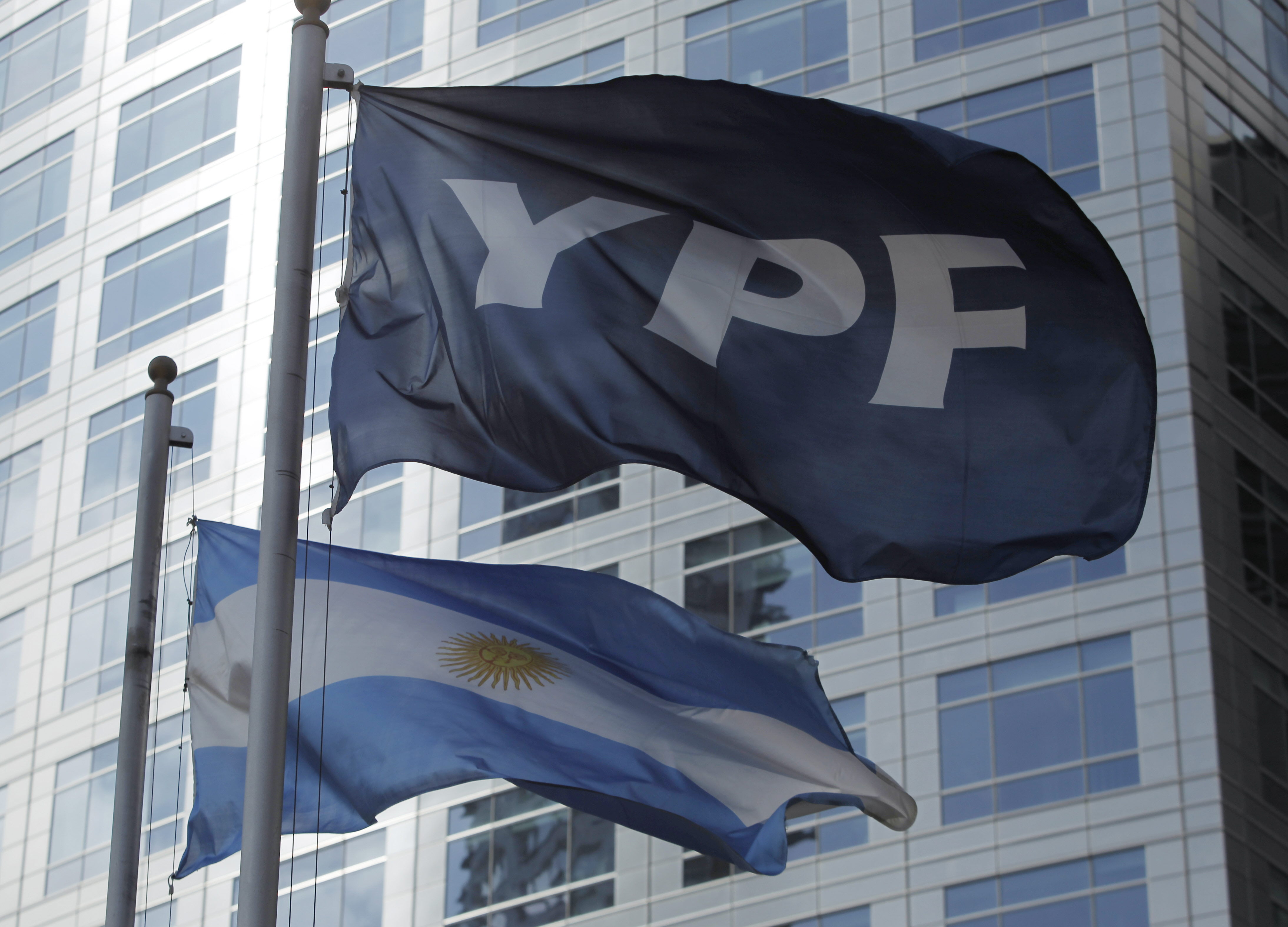 Detalle de las banderas de Argentina y de la petrolera YPF (EFE/Leo La Valle/Archivo)
