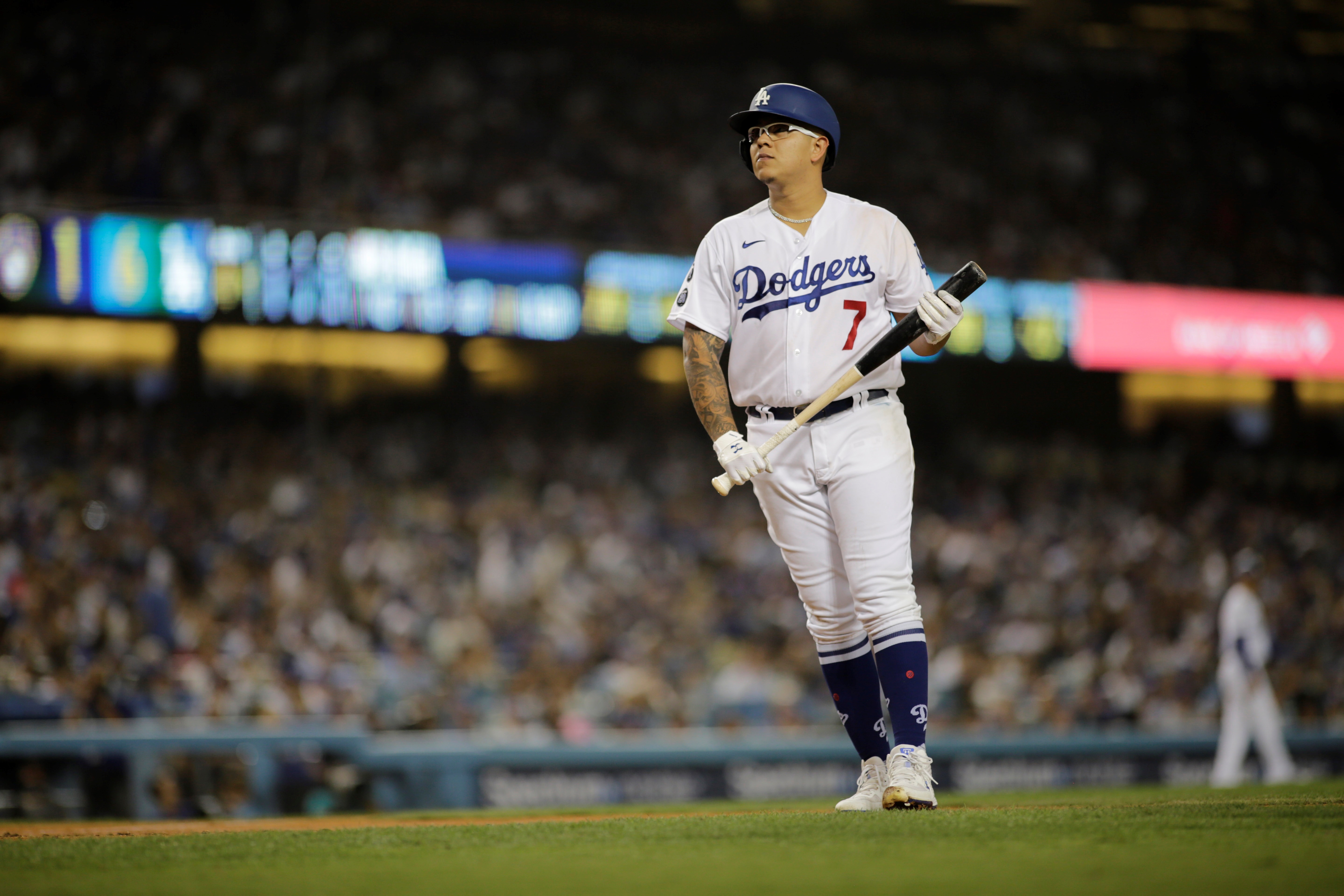 Julio Urías podría alternar ser abridor y relevista en la postemporada 2021 para los Dodgers (Foto: EFE/ Armando Arorizo)
