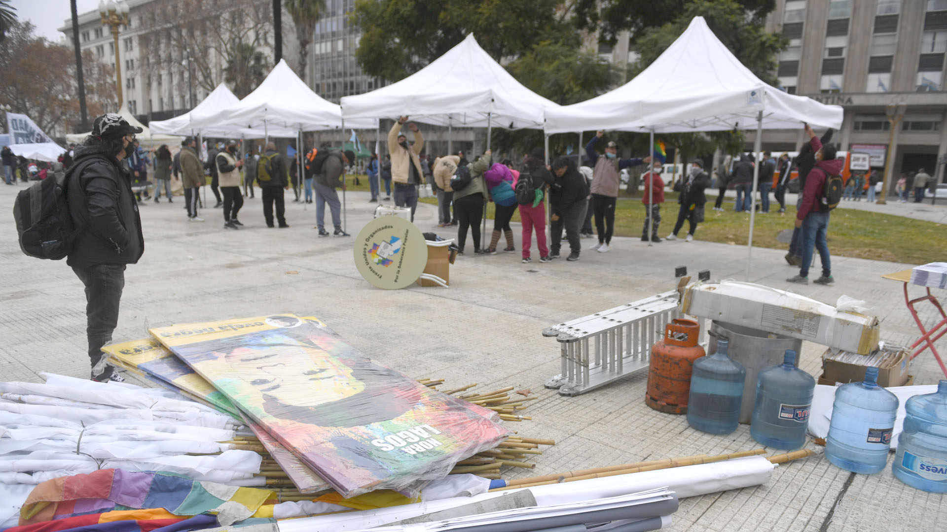 Organizaciones sociales y políticas comenzaron un acampe de varios días en Plaza de Mayo (Fotos: Maximiliano Luna)