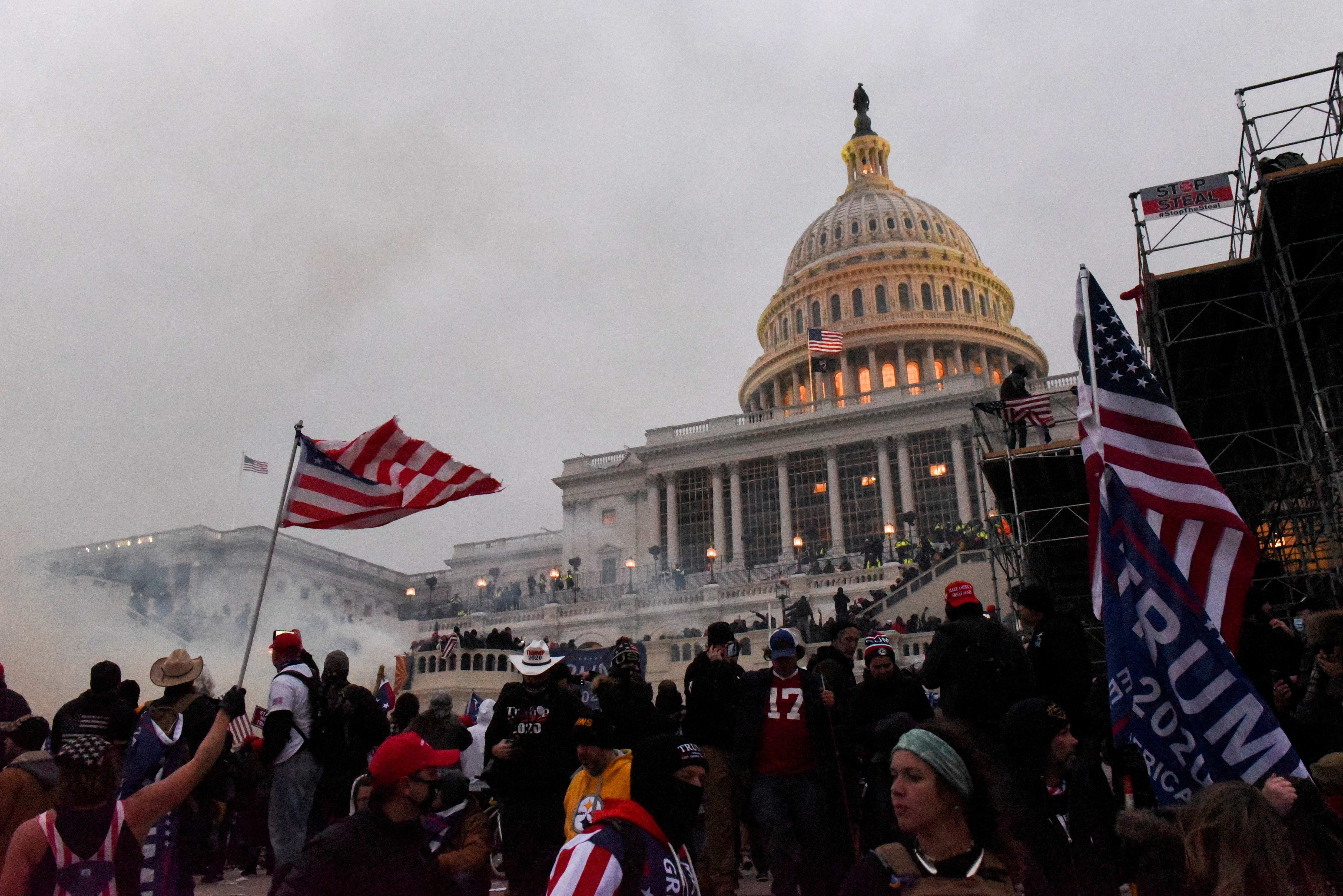 En enero de 2021, seguidores del ex presidente Donald Trump irrumpieron a la fuerza en el Capitolio (REUTERS/Stephanie Keith)