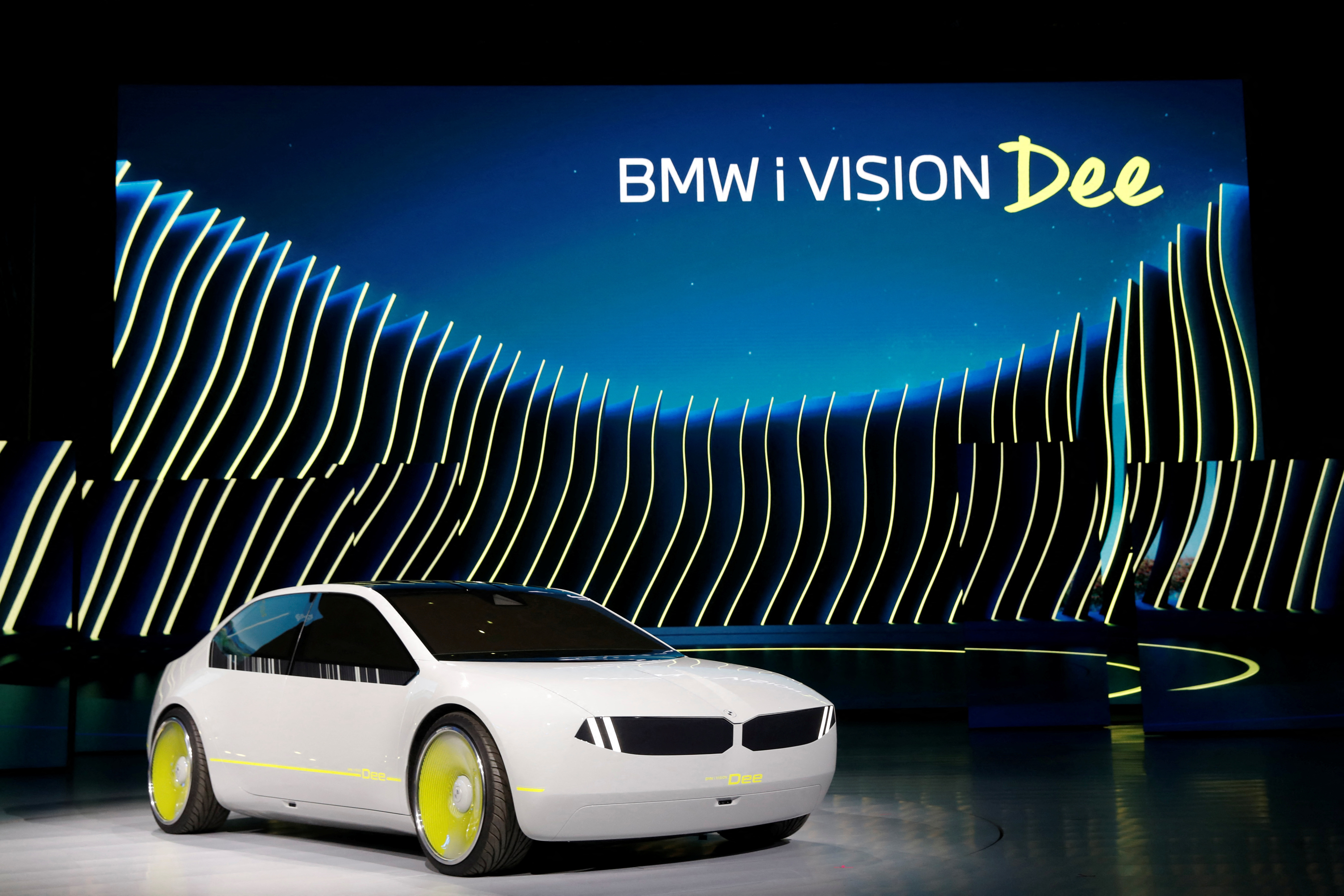 La concept car BMW i Vision Dee (Digital Emotional Experience) viene mostrata sul palco dopo la sua presentazione durante il discorso di apertura della BMW al CES 2023, una fiera annuale dell'elettronica di consumo, a Las Vegas, Nevada, USA, il 4 gennaio 2023. REUTERS/Steve Marco
