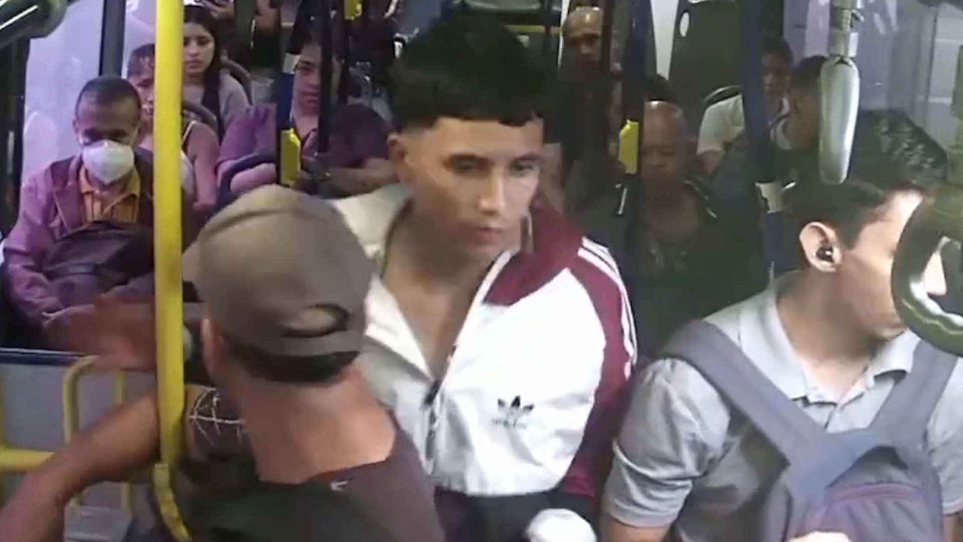 Video: con cuchillo, energúmeno agredió a un pasajero por un empujón accidental en un bus del MIO en Cali