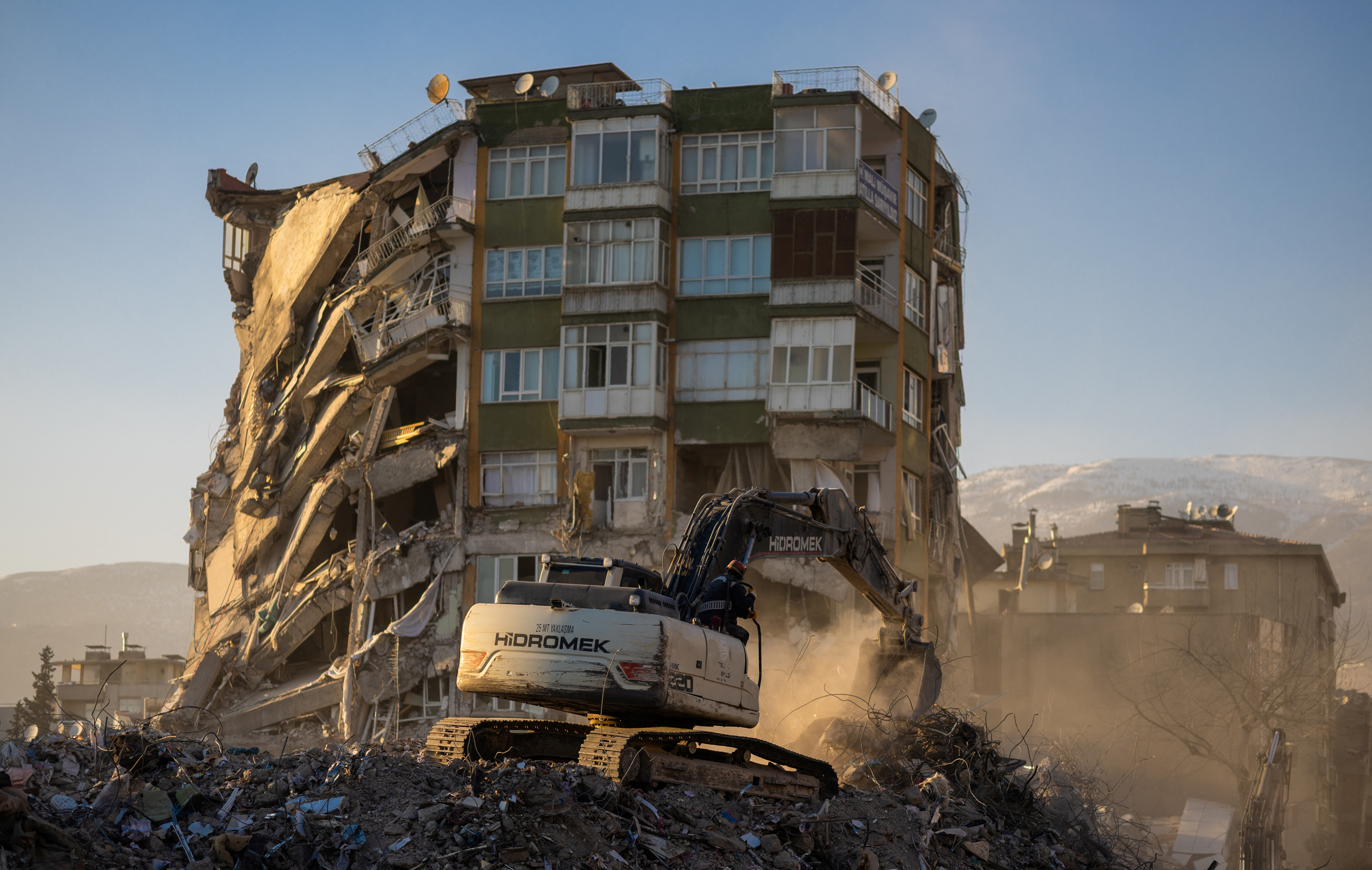 Los rescatistas trabajan en el sitio de un edificio derrumbado, después del terremoto mortal, en Antakya, Turquía. REUTERS/Maxim Shemetov