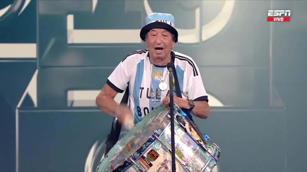 Tula, fanático argentino que recibió premio a mejor hinchada de FIFA.