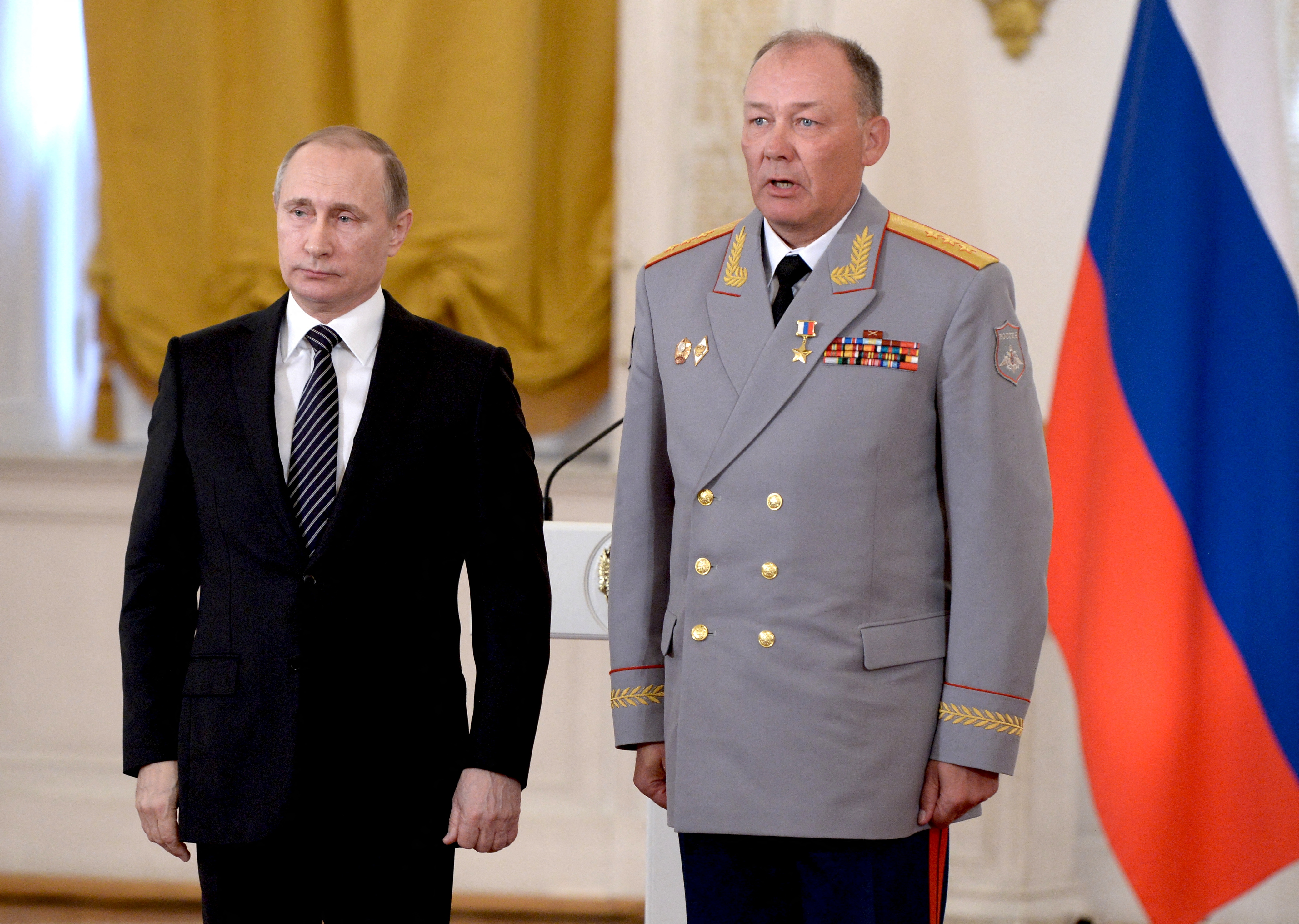 Foto de archivo:  Vladimir Putin posa para una foto con el primer subcomandante del distrito militar central, el coronel general Alexander Dvornikov, después de que se le concediera el título de Héroe de la Federación Rusa en Moscú, Rusia, el 17 de marzo de 2016 (Sputnik/Alexey Nikolsky/REUTERS)

