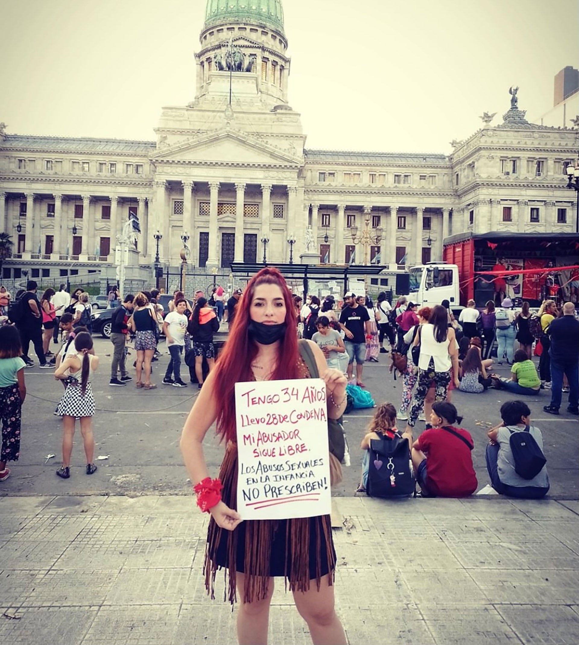"Tengo 34 años y llevo 28 años de condena" dice uno de los carteles que alzó Belén frente al Congreso durante una movilización de personas abusadas en la infancia