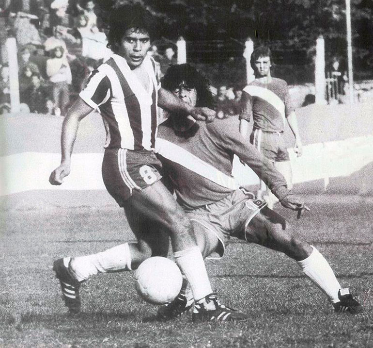 Maradona debutó en Argentinos frente a Talleres de Córdoba con un sello personal. Tiró su primer caño sin ningún complejo.