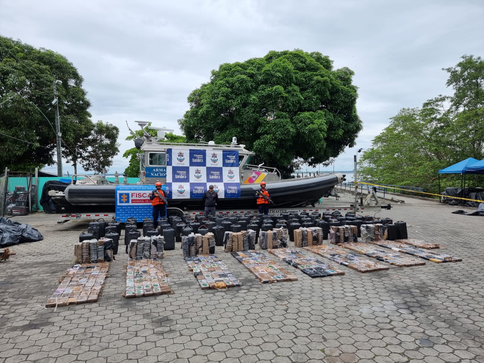 Semisumergible interceptado por la Armada de Colombia en el océano Pacífico con dos toneladas de cocaína y dos muertos