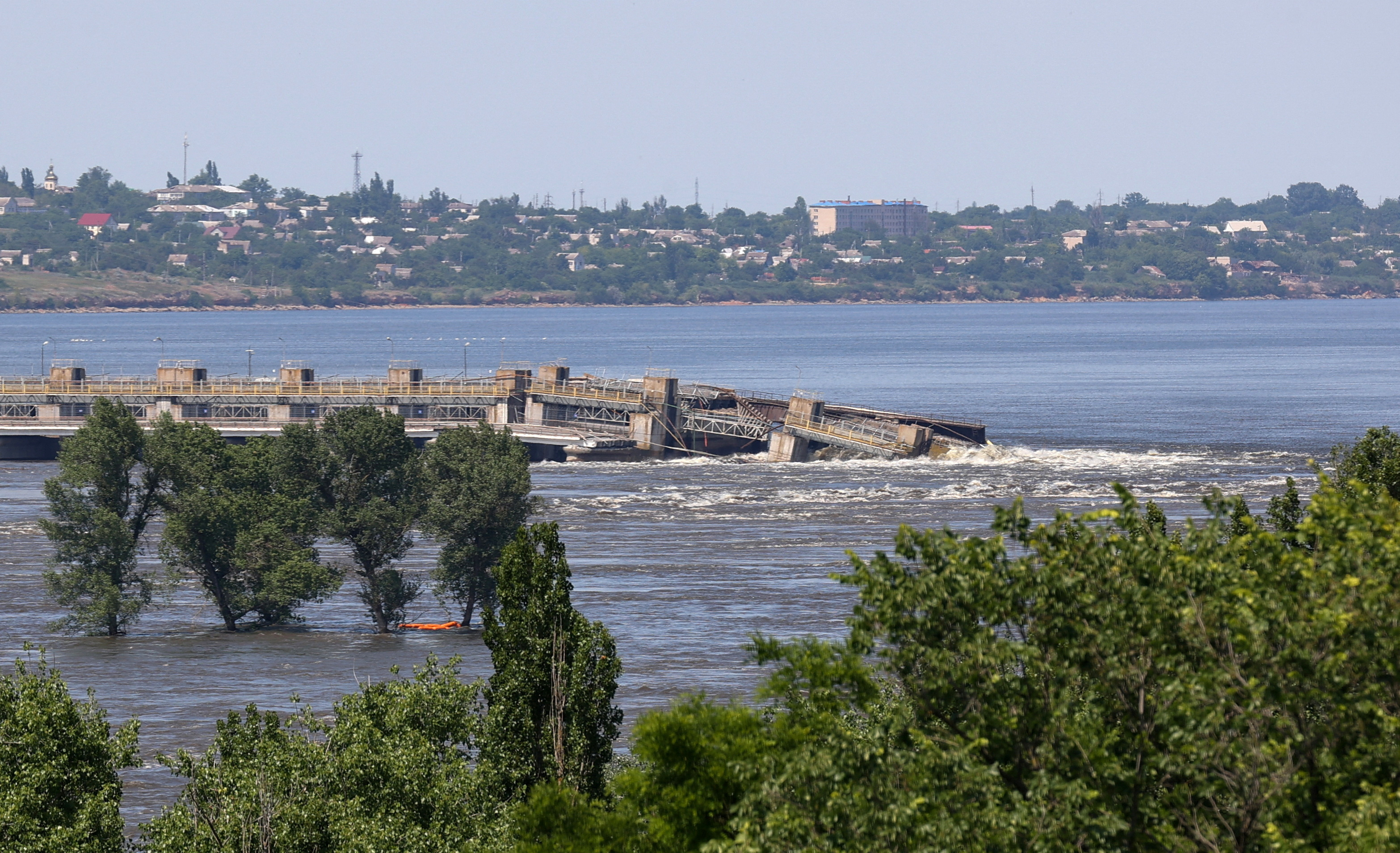 Una d elas primeras imágenes de la destrucción en la represa Nova Kakhovka el 6 de junio de 2023