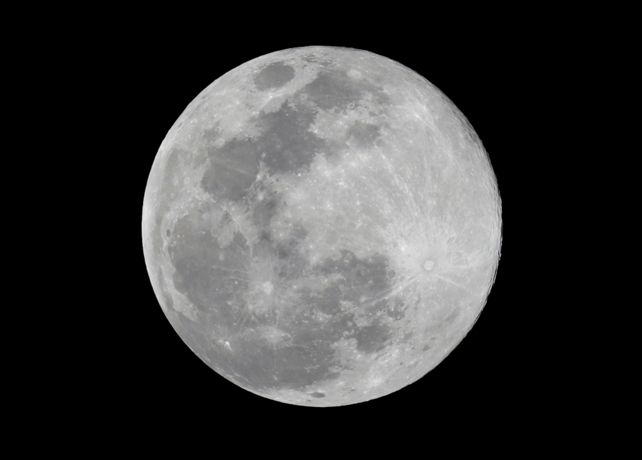 Nuevos estudios científicos buscan rastrear el origen de la Luna (REUTERS/Henry Romero)