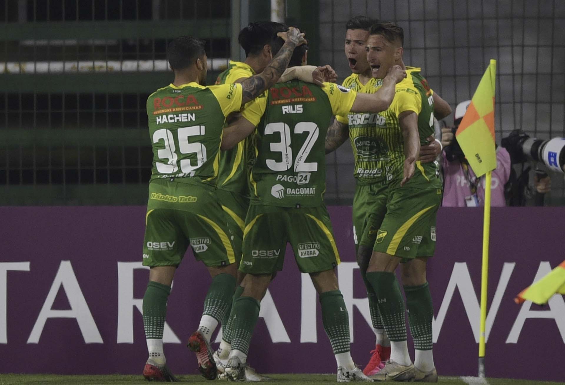 Celebración colectiva en la gran reaparición de Defensa y Justicia en la Libertadores (JUAN MABROMATA / POOL / AFP)