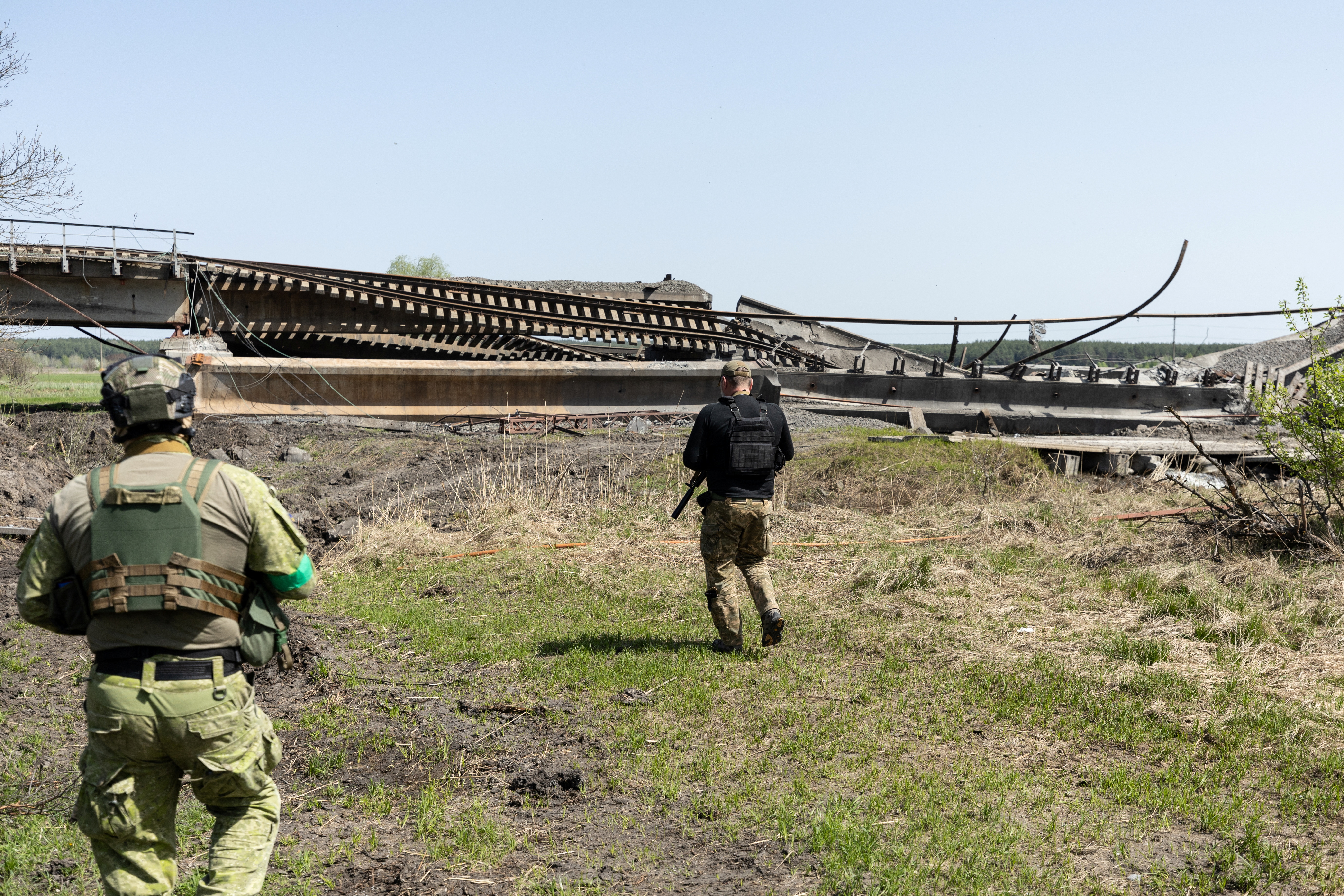 Foto de archivo: Soldados ucranianos caminan junto a una línea de tren destruida cerca de Sviatohirsk, en la región de Donetsk  (REUTERS/Jorge Silva)