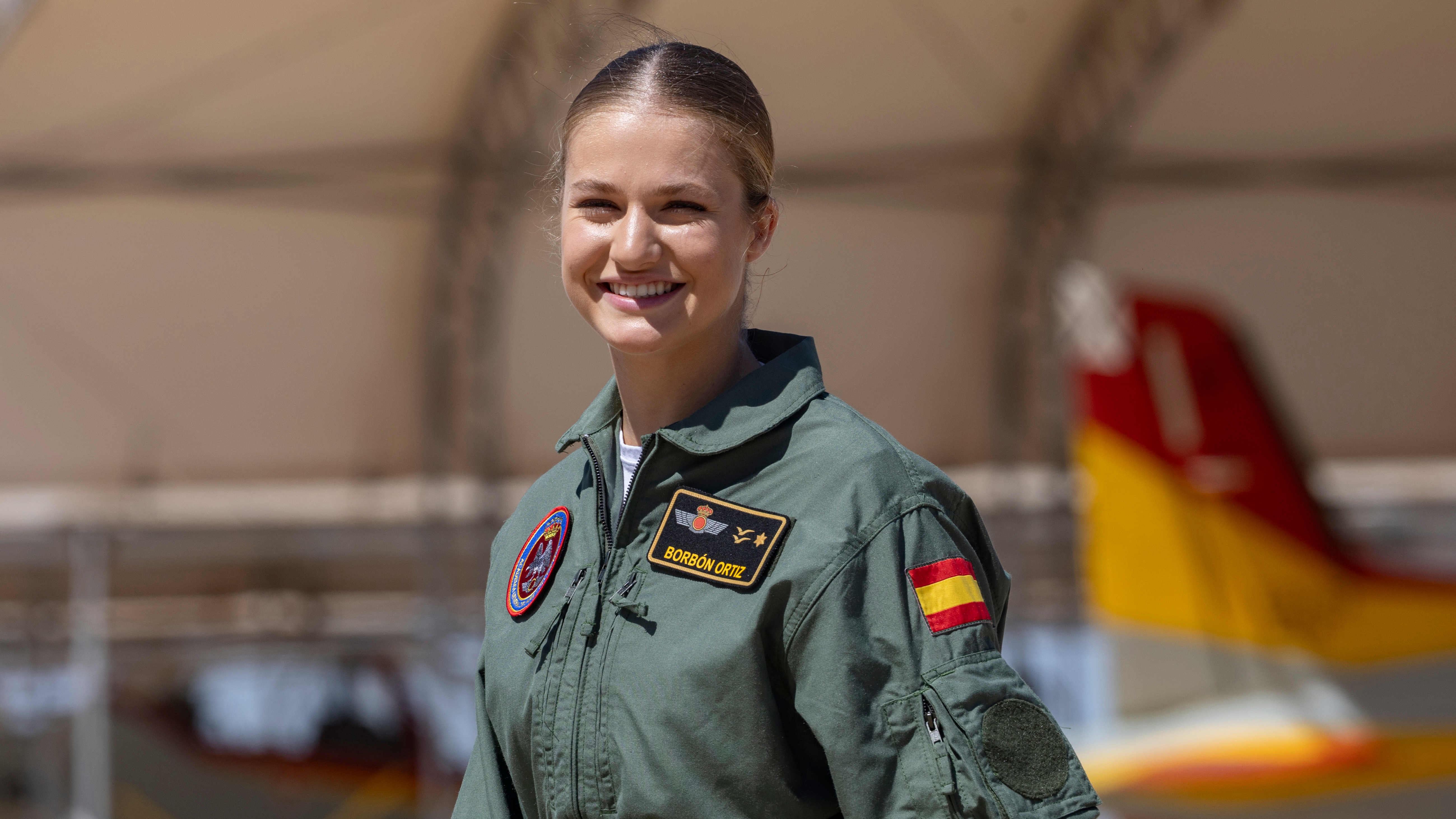 Las nuevas imágenes de la princesa Leonor vestida de militar durante la  visita de Margarita Robles a San Javier - Infobae