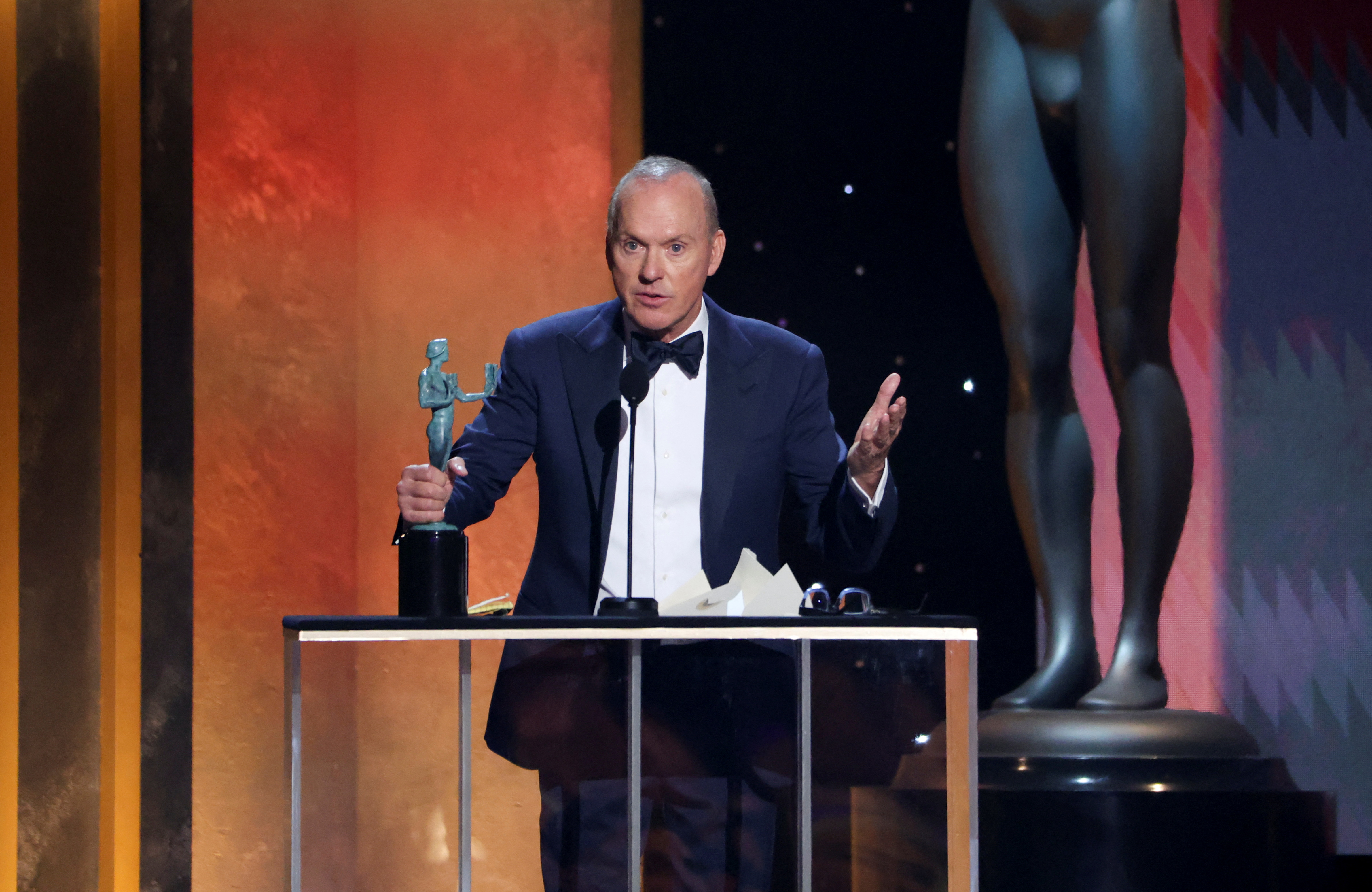 Michael Keaton en la entrega número 28 de los SAG Awards en Santa Mónica, California, Estados Unidos. Febrero 27, 2022. REUTERS/Mario Anzuoni